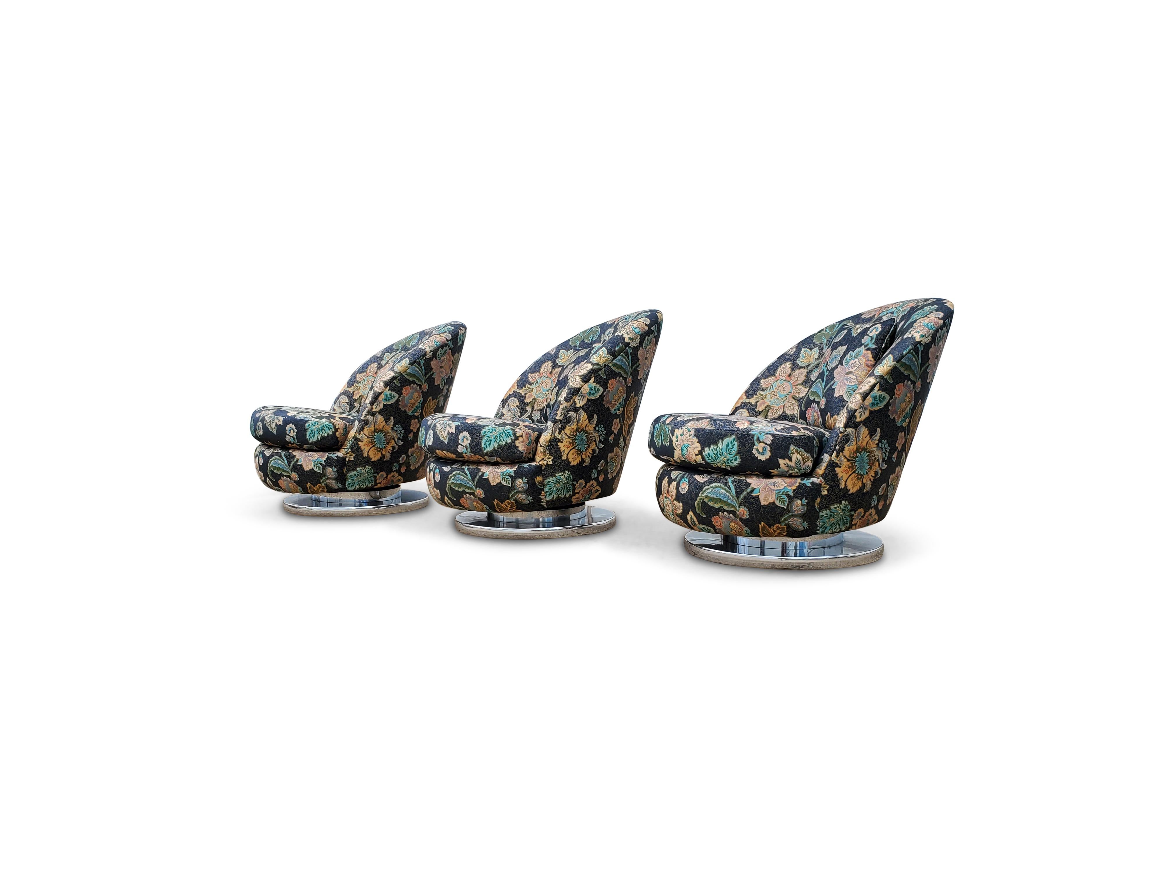 Juego de tres sillones Milo Baughman inclinables y giratorios Bases cromadas Estadounidense en venta