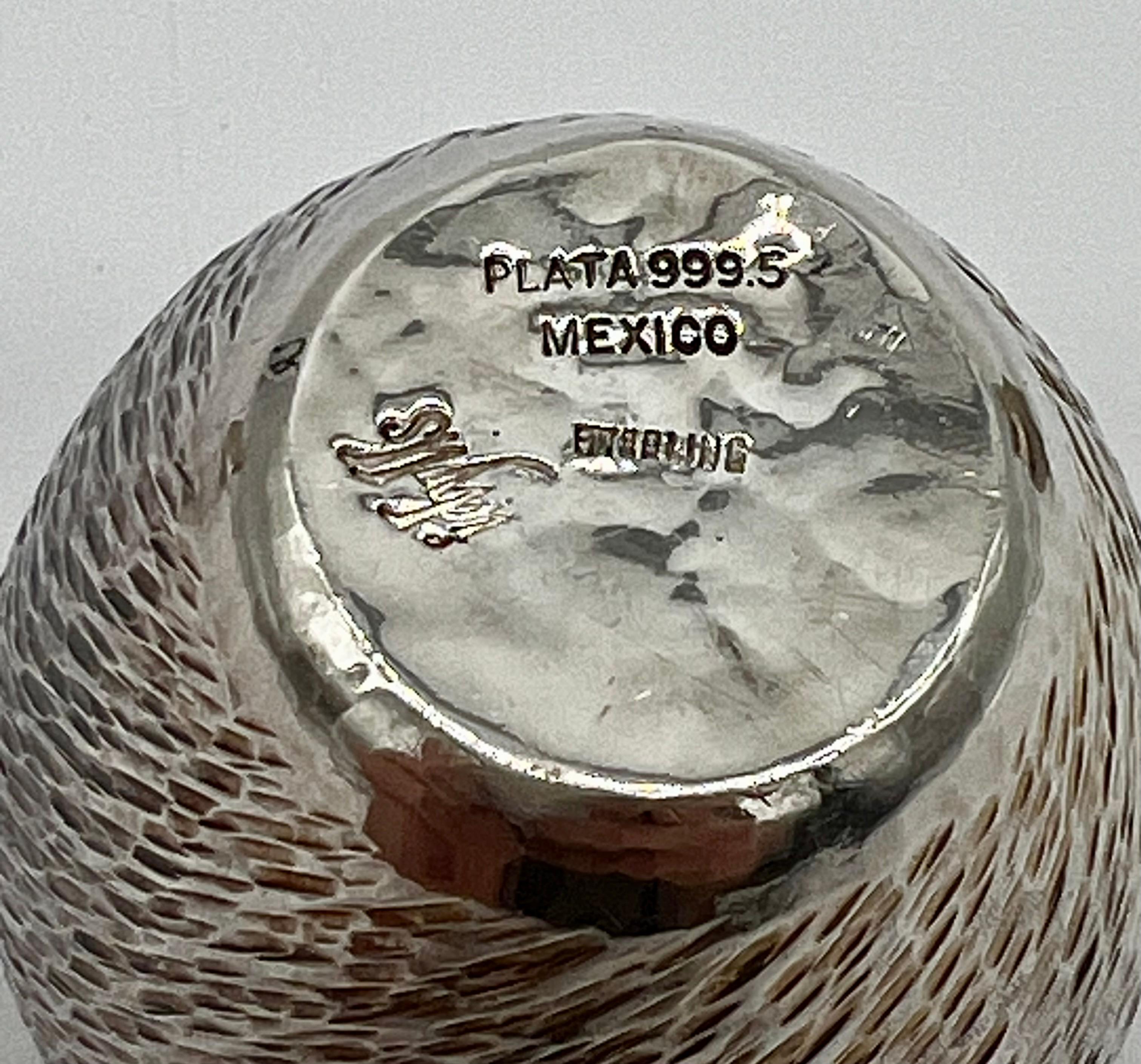 Juego de tres floreros en miniatura de plata de México .999 Fina Firmado Idilios Martillado en venta