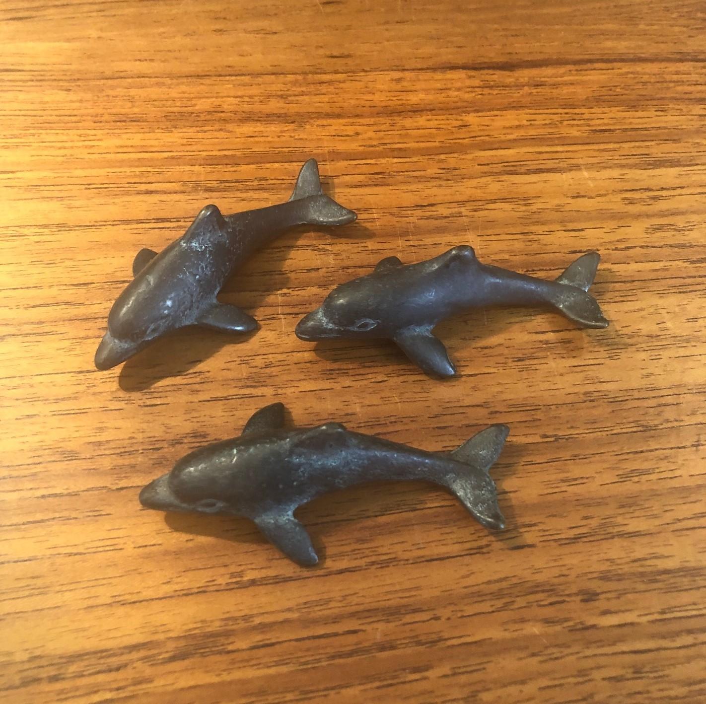 Ensemble de trois dauphins japonais miniatures en bronze, vers les années 1970. Les dauphins mesurent environ 2,75