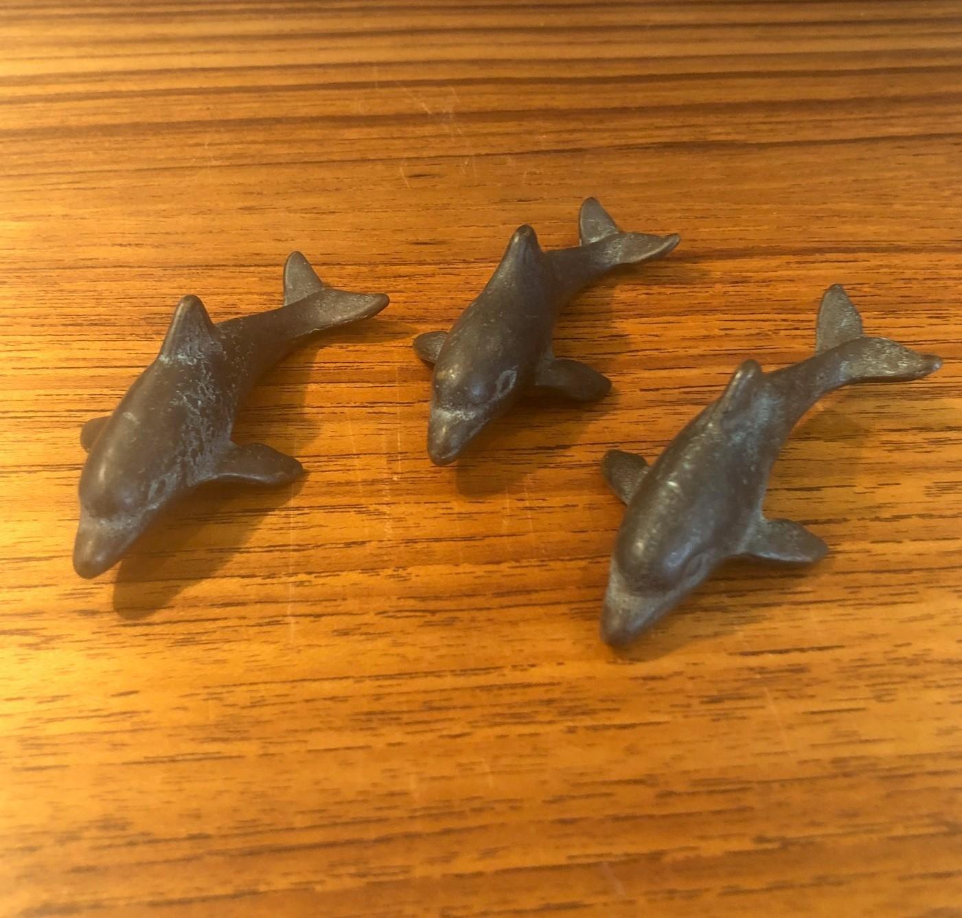 Mid-Century Modern Ensemble de trois dauphins japonais miniatures en bronze en vente