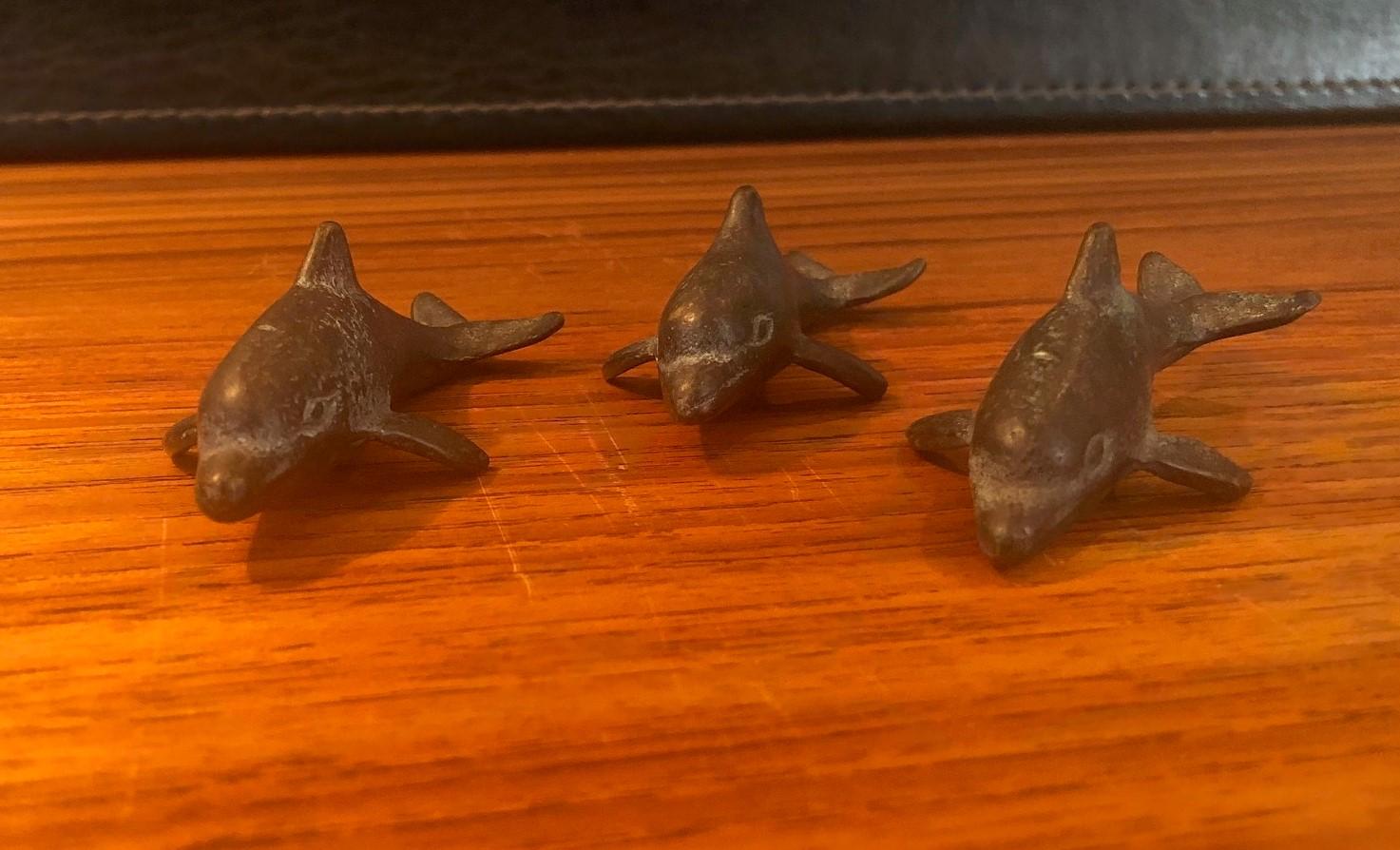Ensemble de trois dauphins japonais miniatures en bronze Bon état - En vente à San Diego, CA