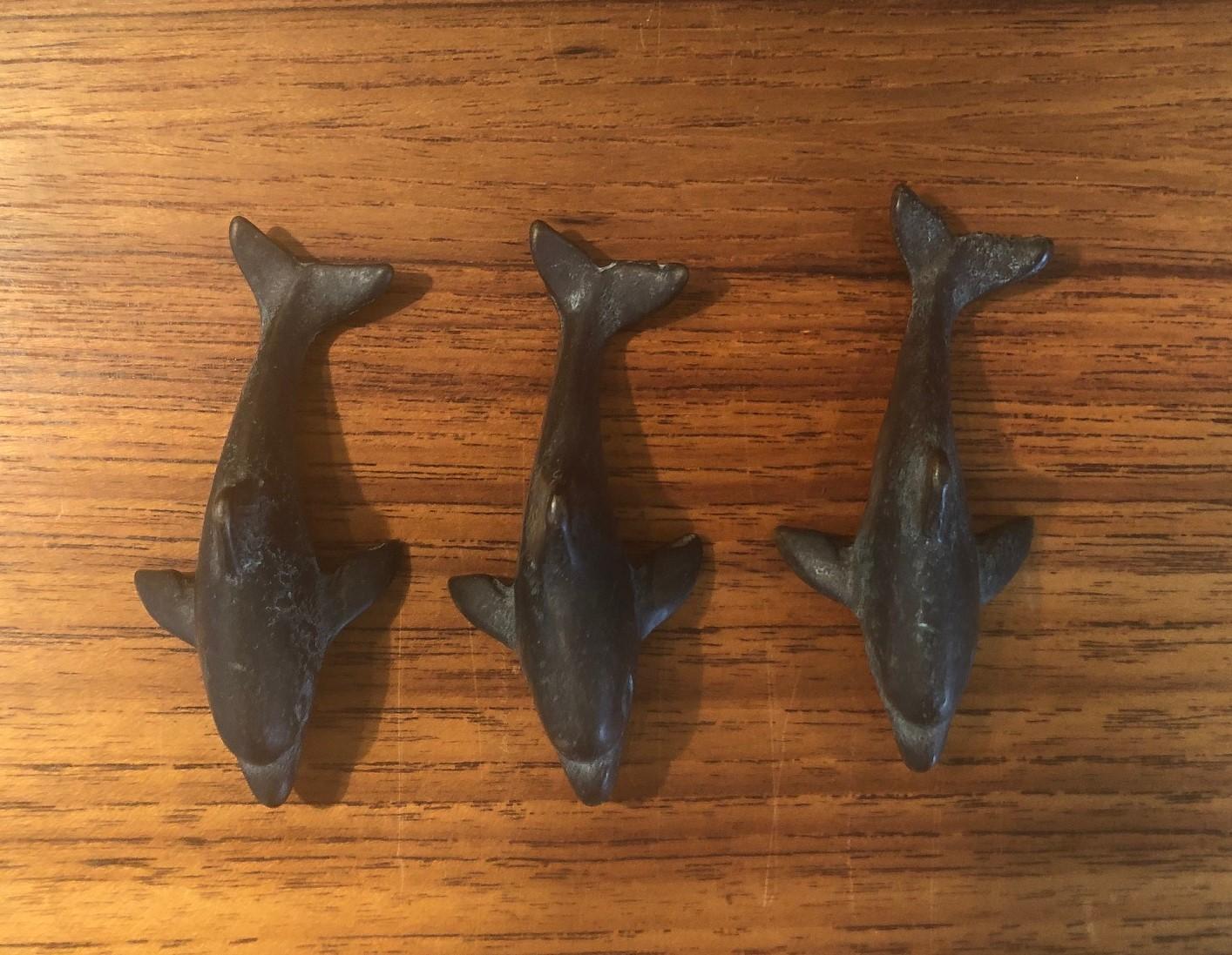 20ième siècle Ensemble de trois dauphins japonais miniatures en bronze en vente