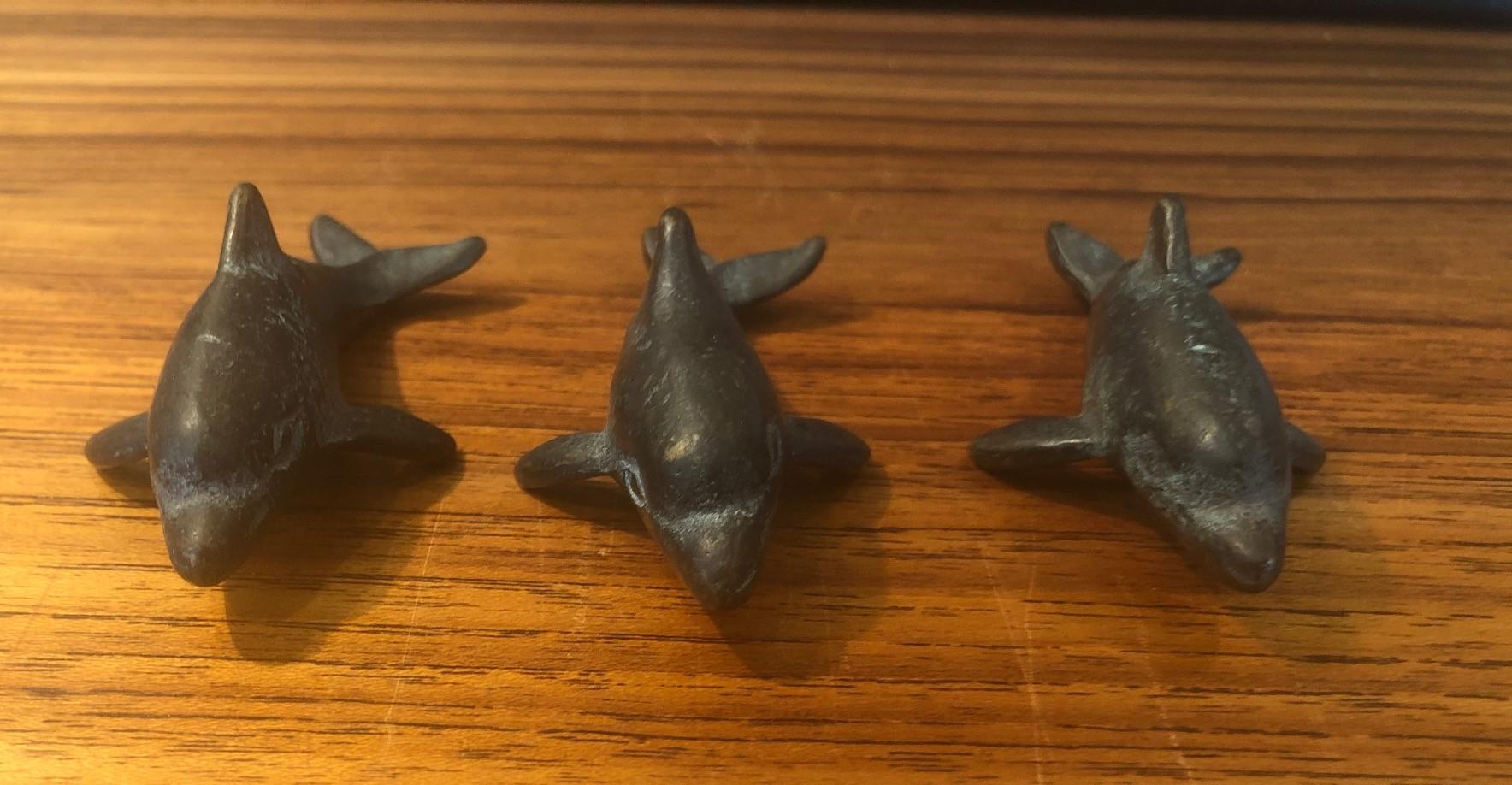 Bronze Ensemble de trois dauphins japonais miniatures en bronze en vente