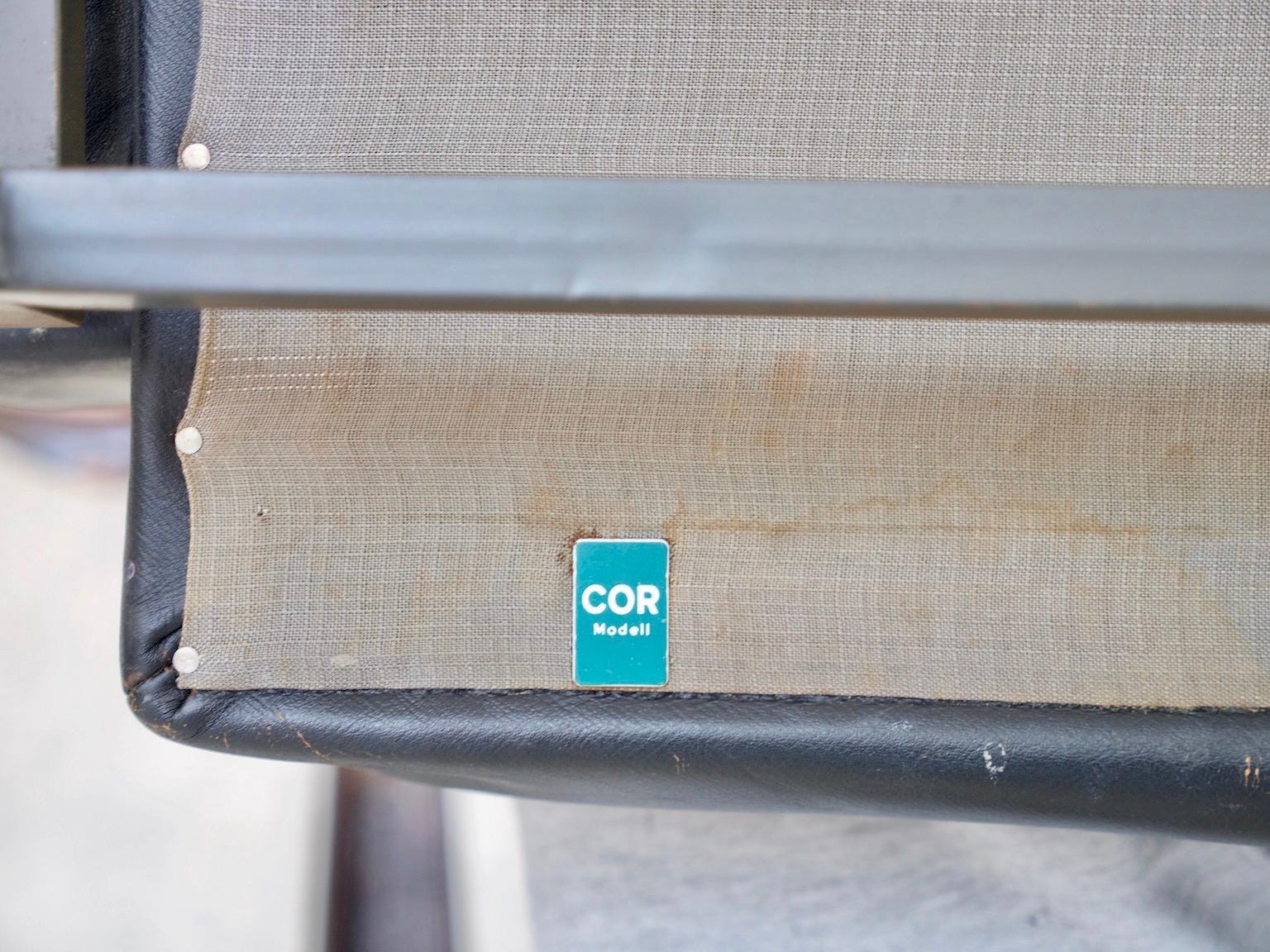 Satz von drei minimalistischen Ledersesseln von COR im Angebot 2