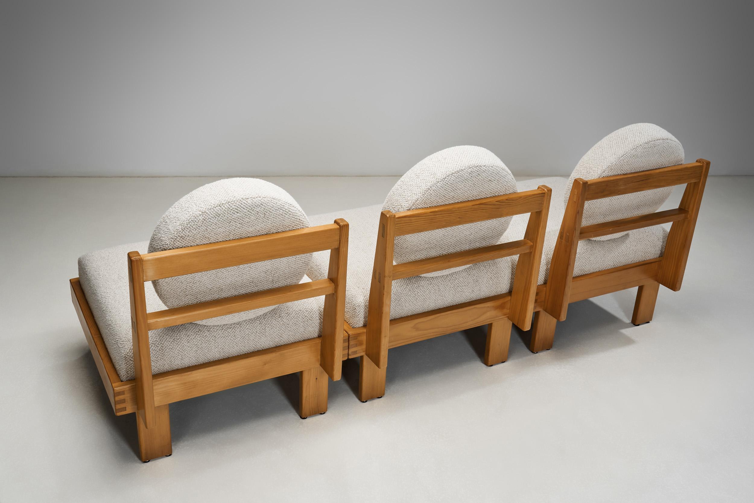 Bouclé Ensemble de trois chaises longues modernes, Europe, milieu du 20e siècle en vente