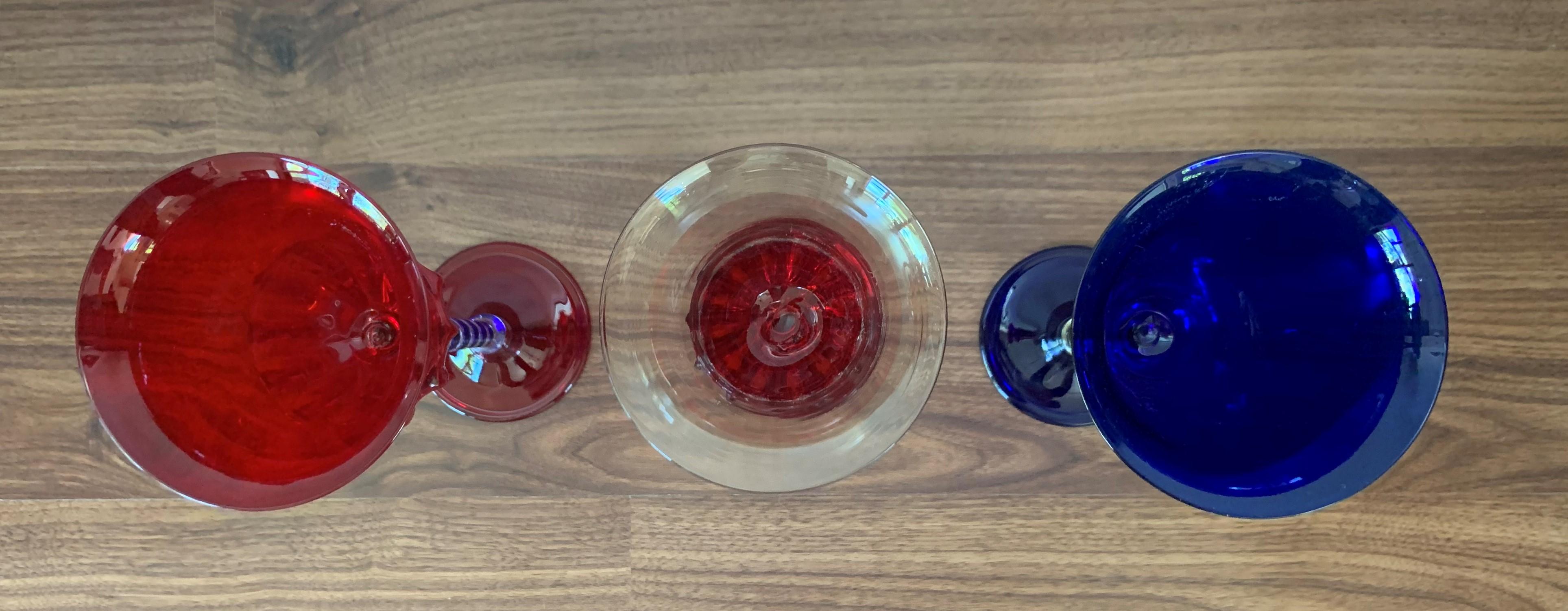 Satz von drei modernen Muranoglasbechern:: blau:: rot und Amethys (Moderne) im Angebot