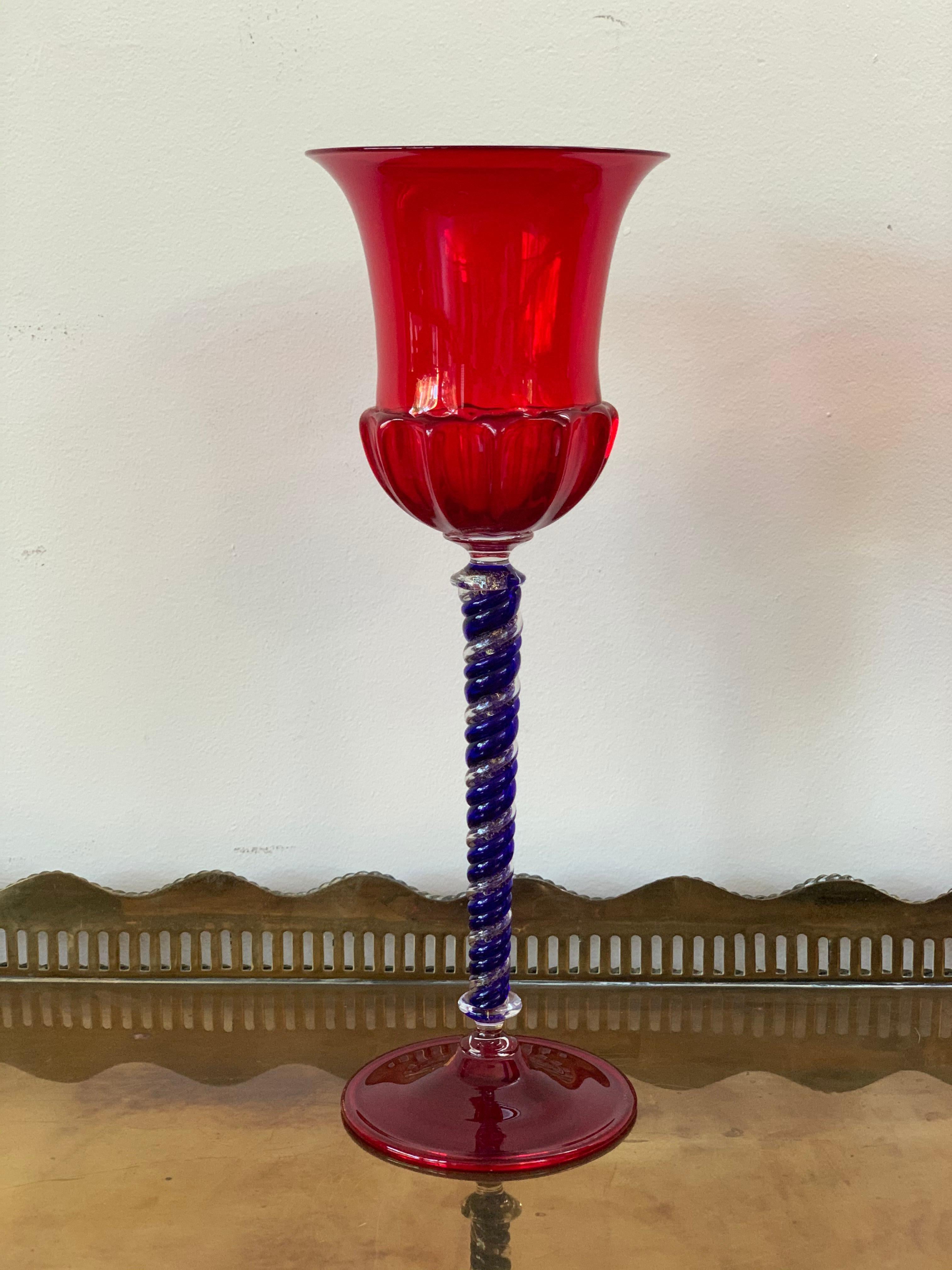 Satz von drei modernen Muranoglasbechern:: blau:: rot und Amethys (Italienisch) im Angebot