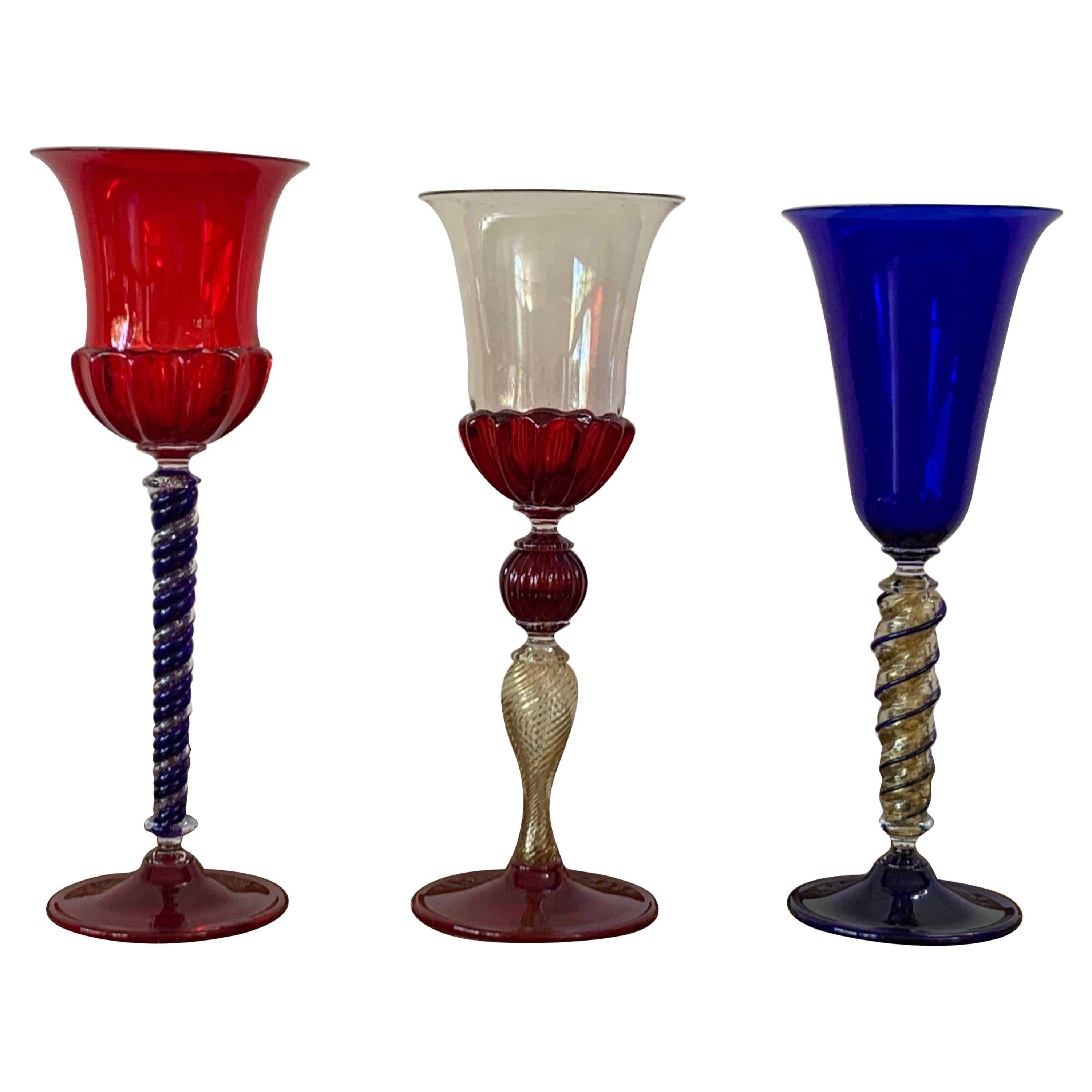 Satz von drei modernen Muranoglasbechern:: blau:: rot und Amethys