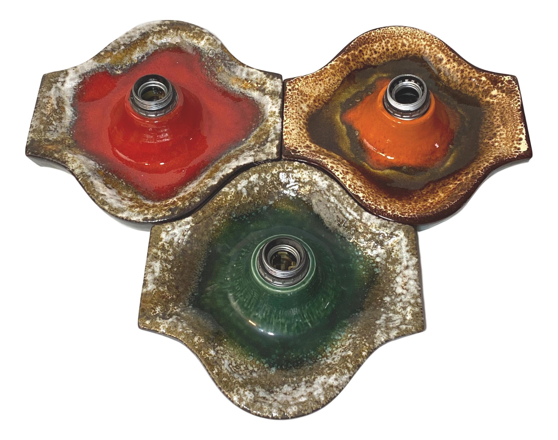 Un impresionante conjunto de tres apliques de lava gorda modernista. Fabricado en cerámica por PAN Keramik, Alemania. Fácil de montar y fantástico a la vista. Cada aparato requiere una bombilla Edison E27 de hasta 75 vatios. La Luz está a unos 5 cm
