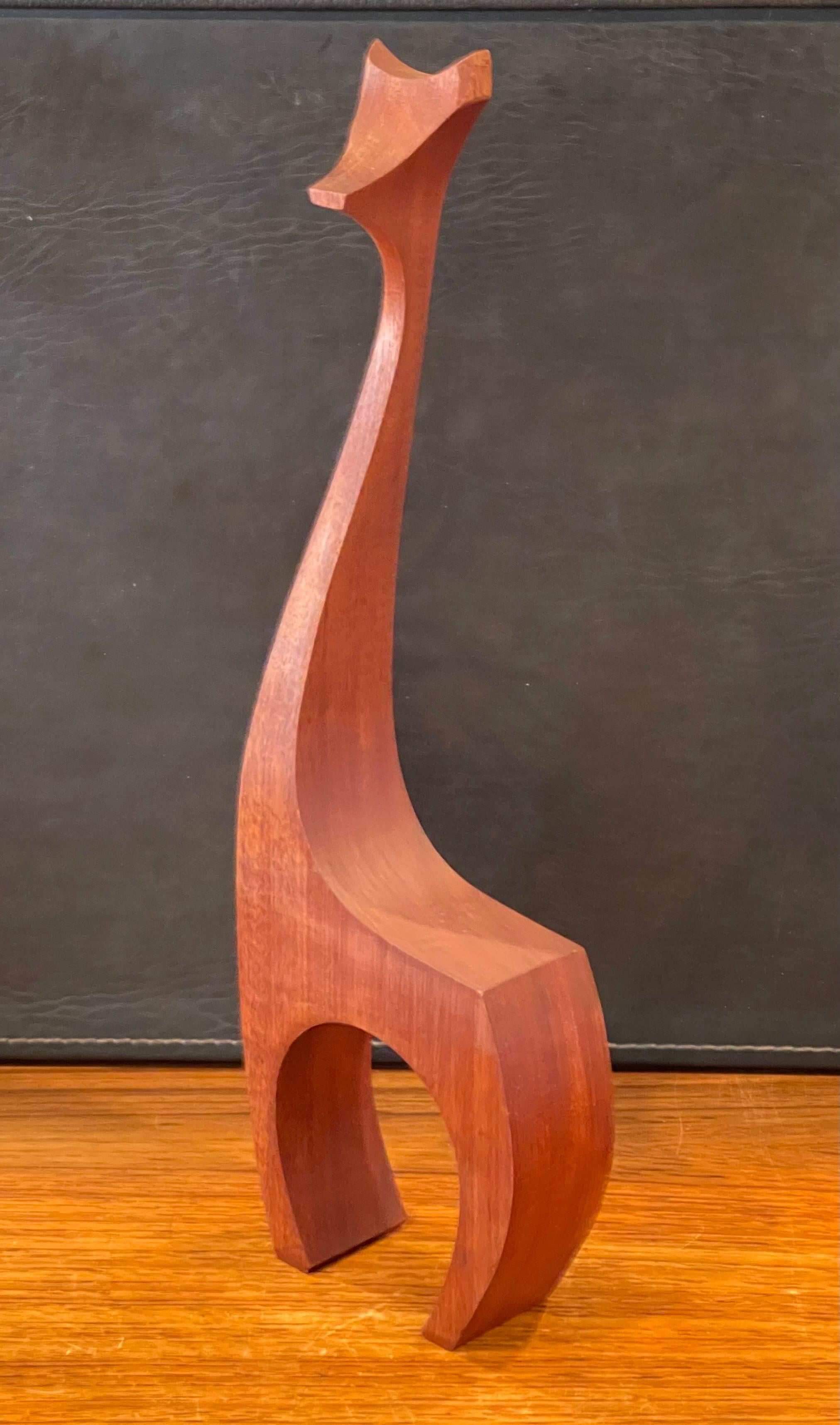 Noyer Ensemble de trois sculptures modernistes en bois de girafe par Del Zotto Studios en vente