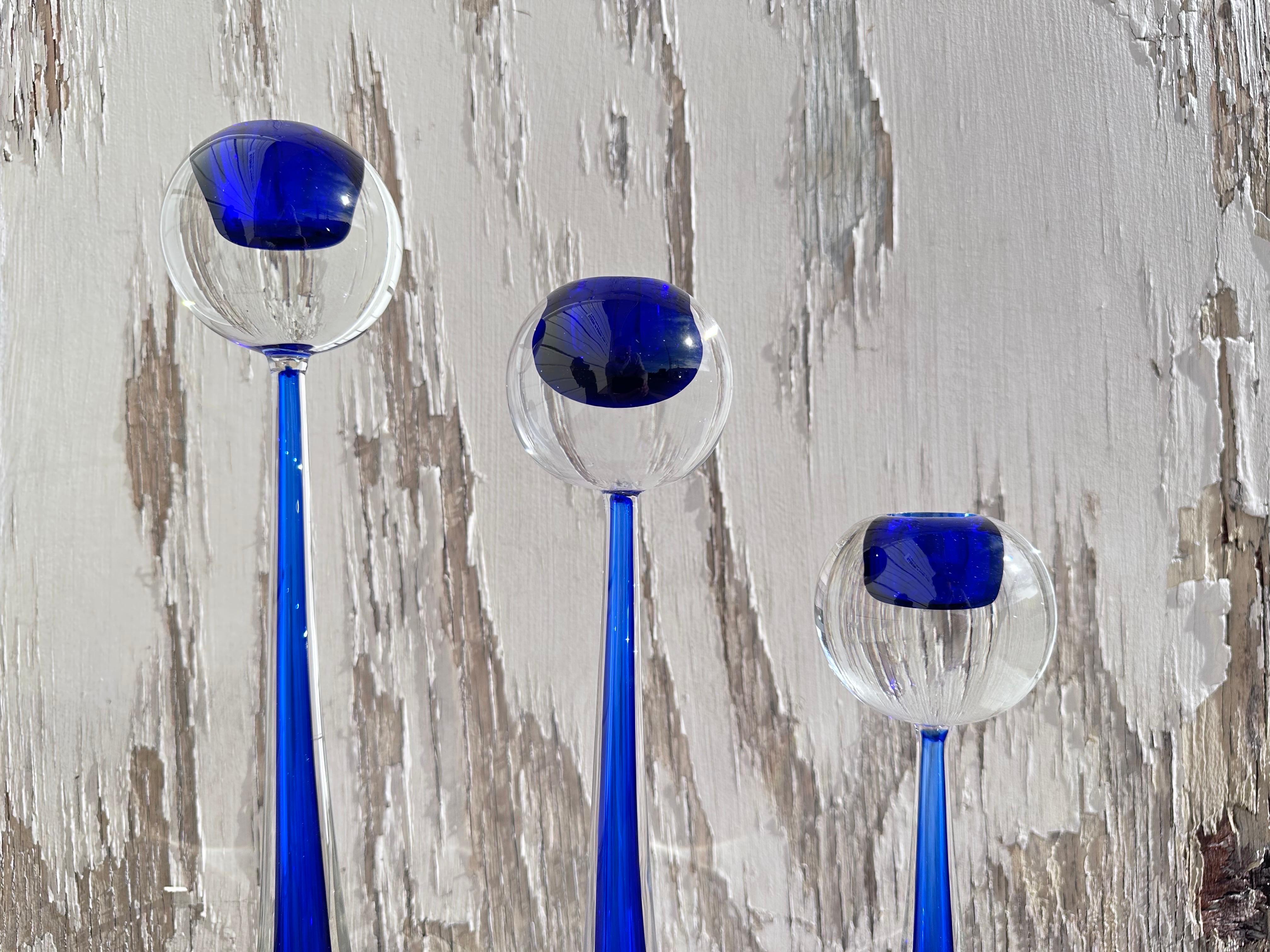 Satz von drei modernistischen mundgeblasenen blauen Murano-Glas-Leuchtern Cenedese (20. Jahrhundert) im Angebot
