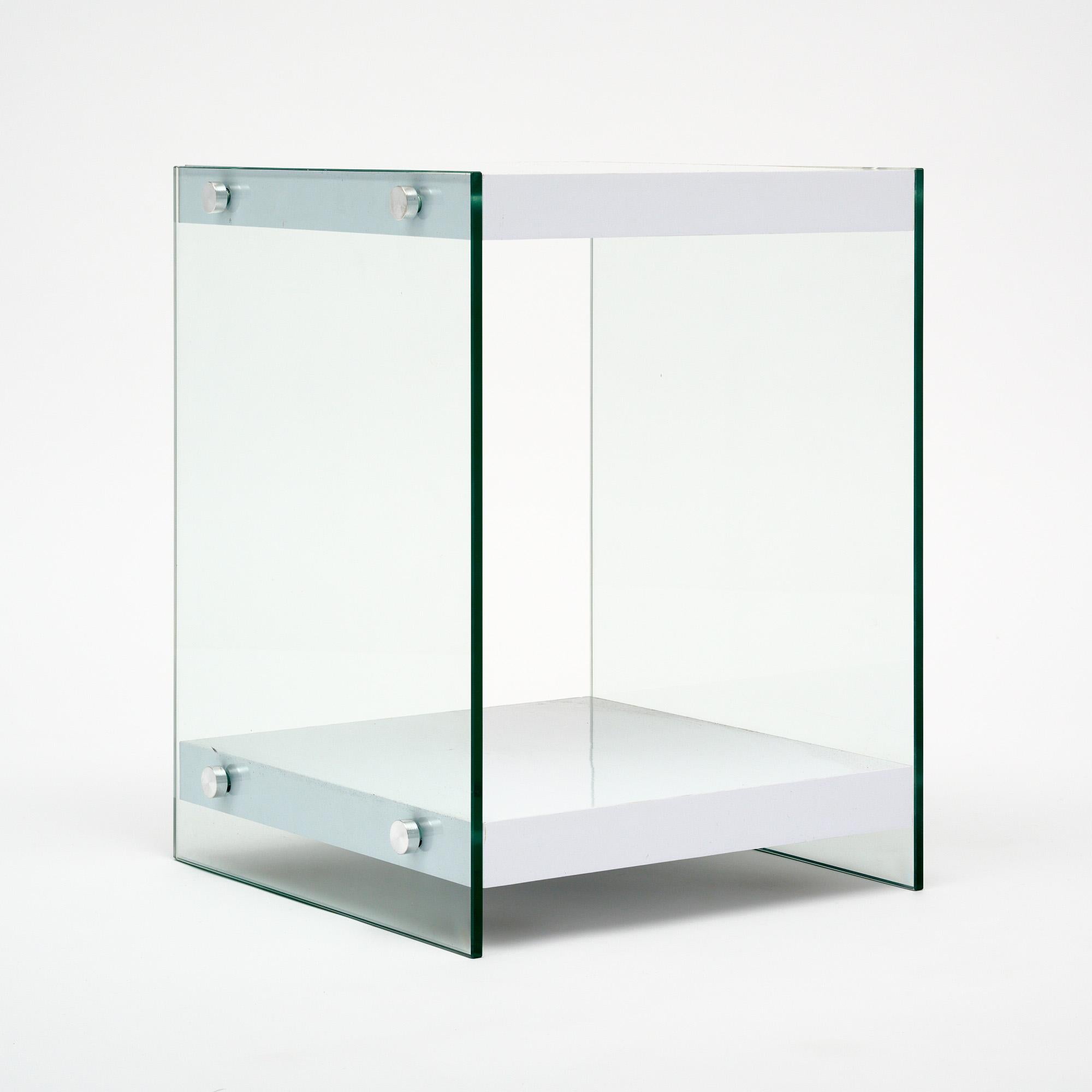 Satz von drei modernistischen Beistelltischen in der Art von Philippe Stark (Moderne) im Angebot