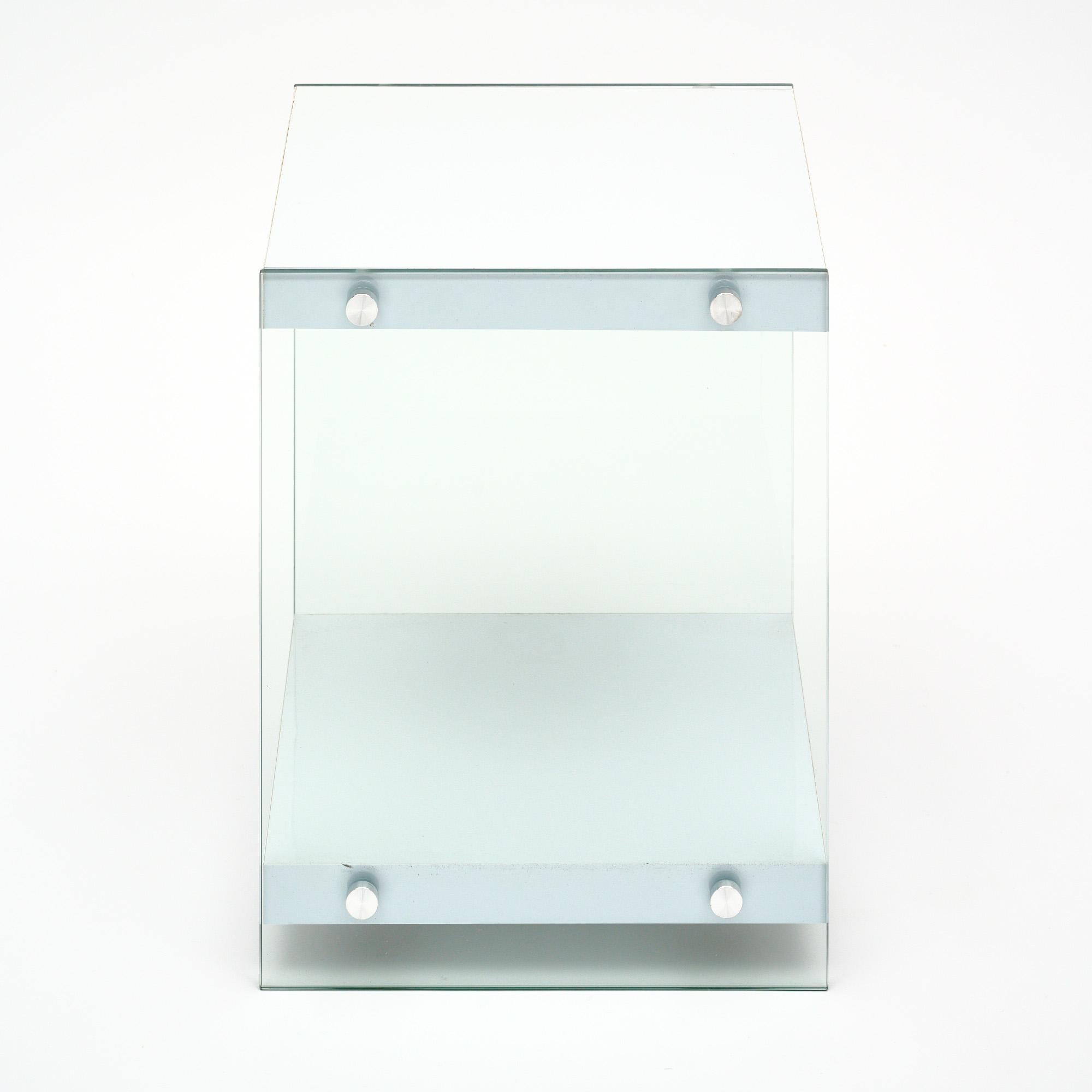 Satz von drei modernistischen Beistelltischen in der Art von Philippe Stark (Glas) im Angebot