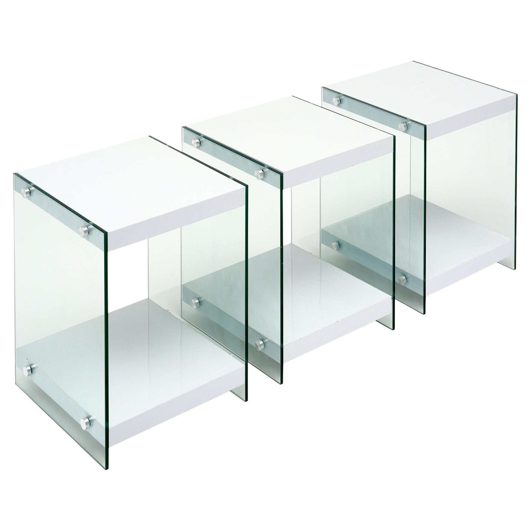 Satz von drei modernistischen Beistelltischen in der Art von Philippe Stark im Angebot