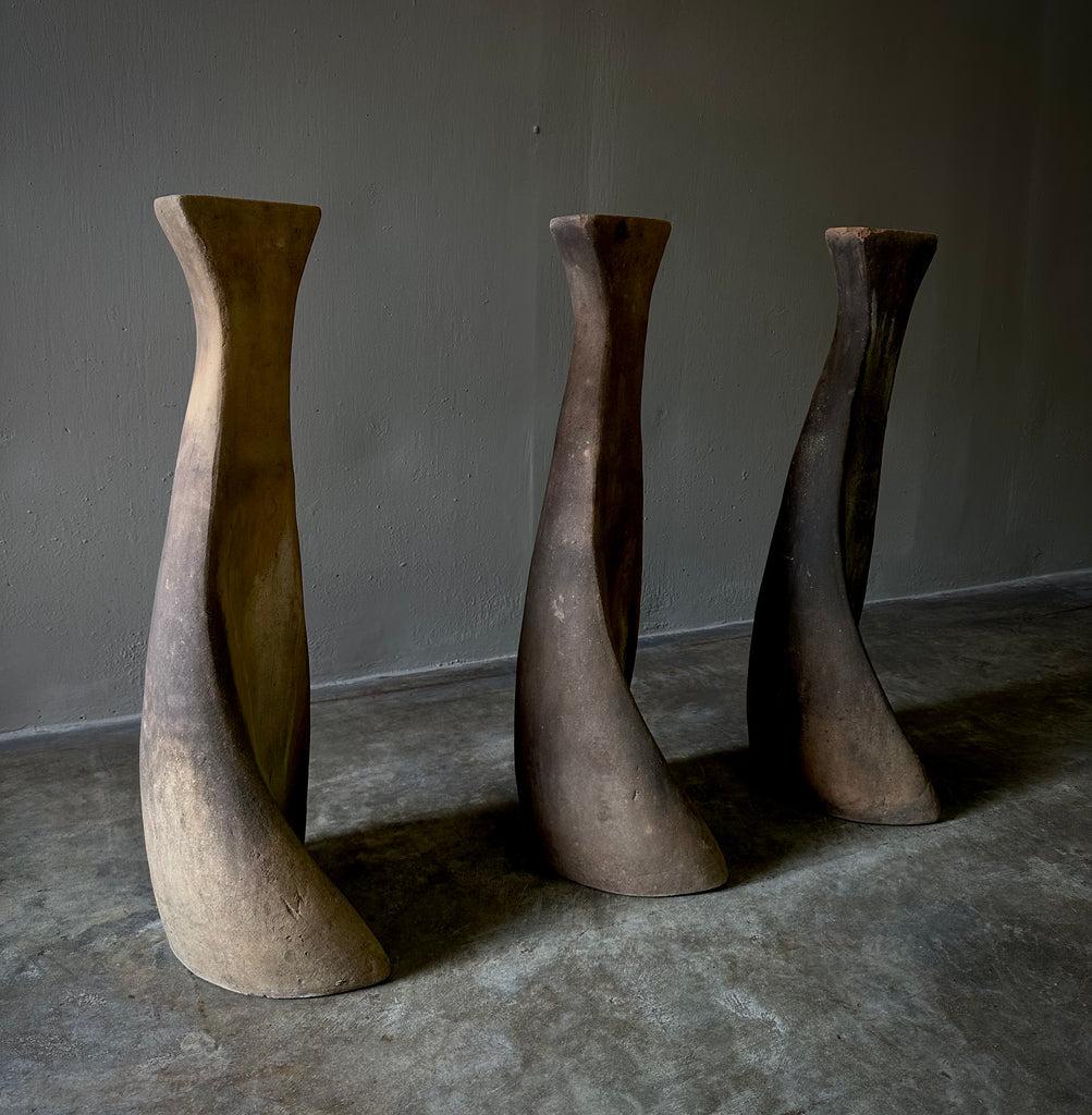 Set von drei modernistischen Terrakotta-Vasen im Zustand „Gut“ im Angebot in Los Angeles, CA