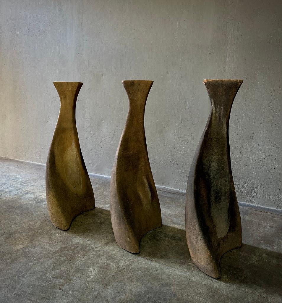 Set von drei modernistischen Terrakotta-Vasen (Ende des 20. Jahrhunderts) im Angebot