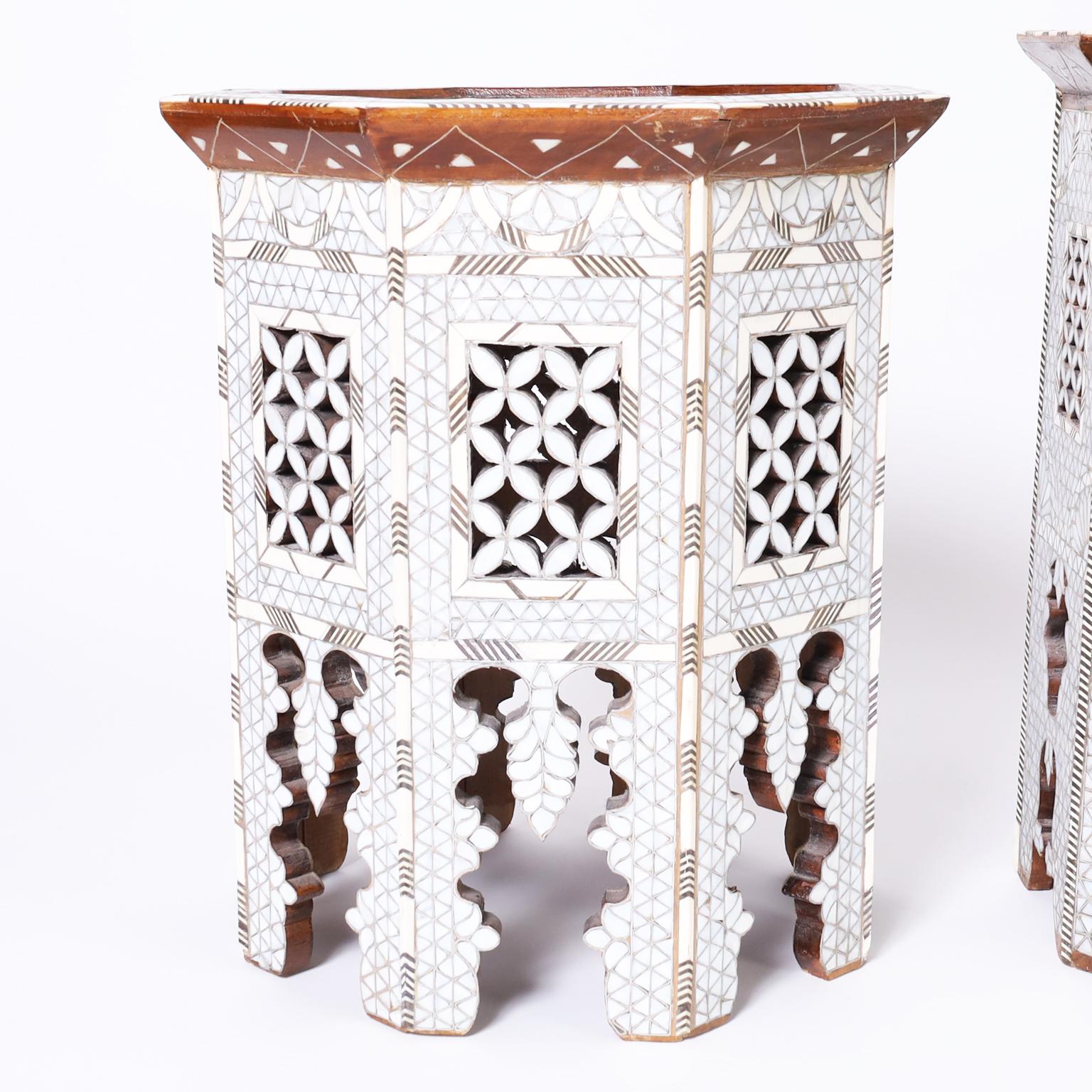 Set aus drei marokkanischen Perlmutt-Ständern oder -Tischen, einzeln erhältlich (Maurisch) im Angebot