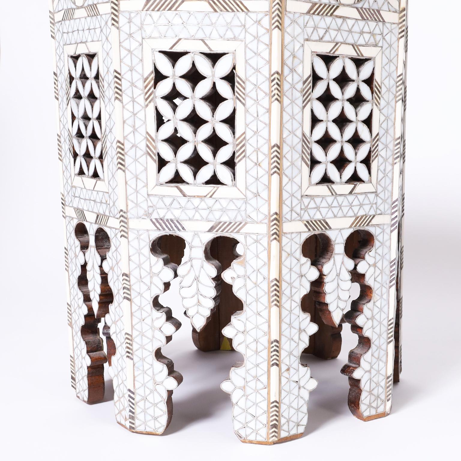 Set aus drei marokkanischen Perlmutt-Ständern oder -Tischen, einzeln erhältlich (Intarsie) im Angebot