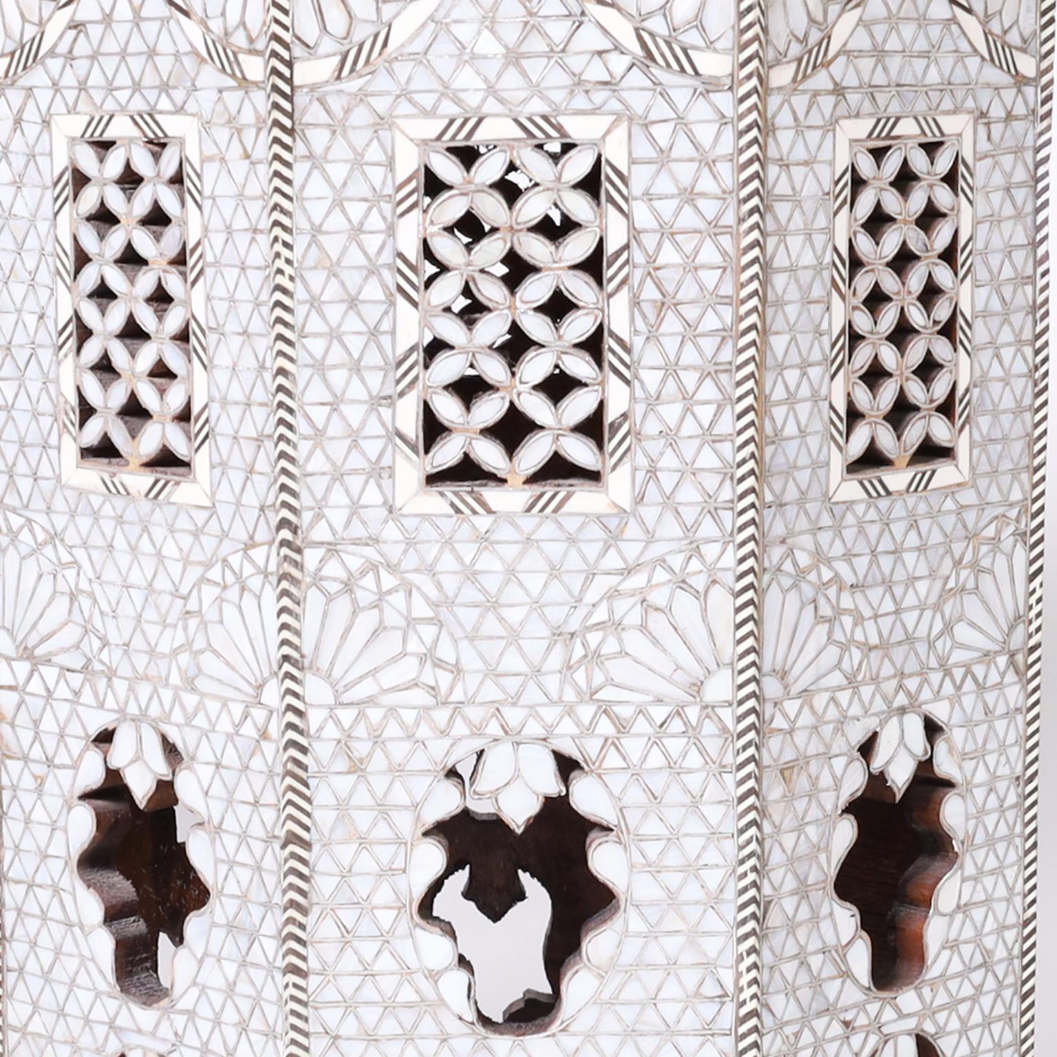 Set aus drei marokkanischen Perlmutt-Ständern oder -Tischen, einzeln erhältlich (Knochen) im Angebot