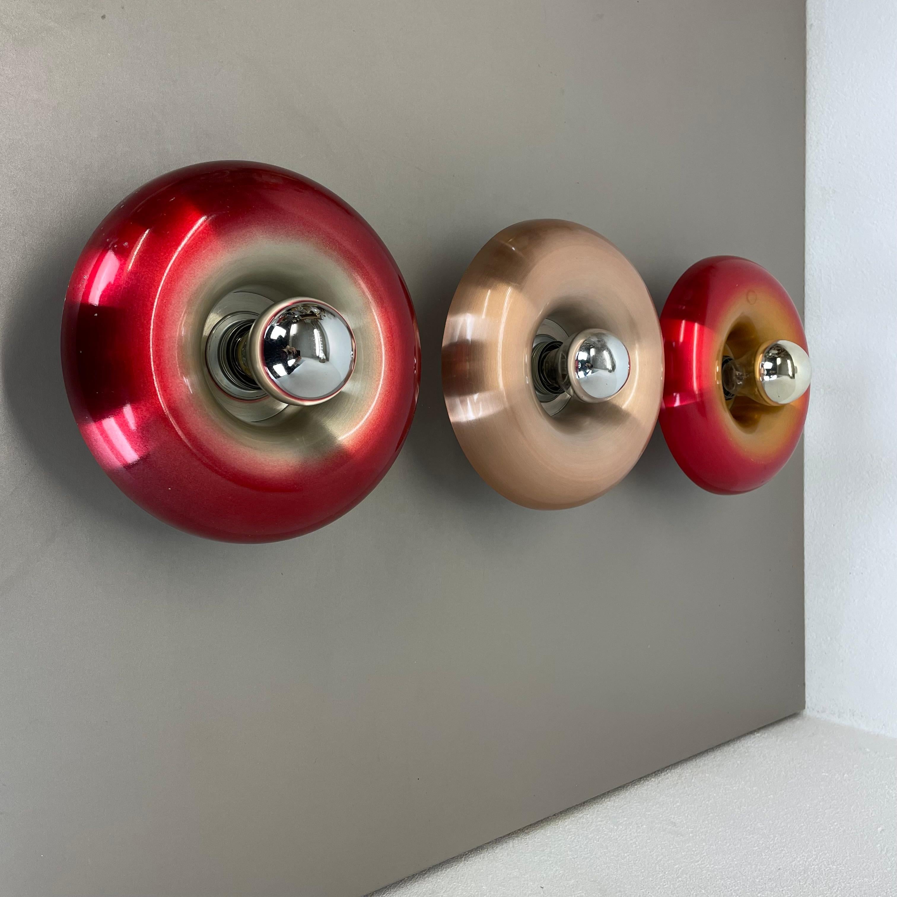 Article:

Set of three wall light sconces



Origin:

Germany



Age:

1960s


Set of three original 1960s modernist German wall light made of metal aluminium. All lights are in the original state with different finished front side. Super rare in