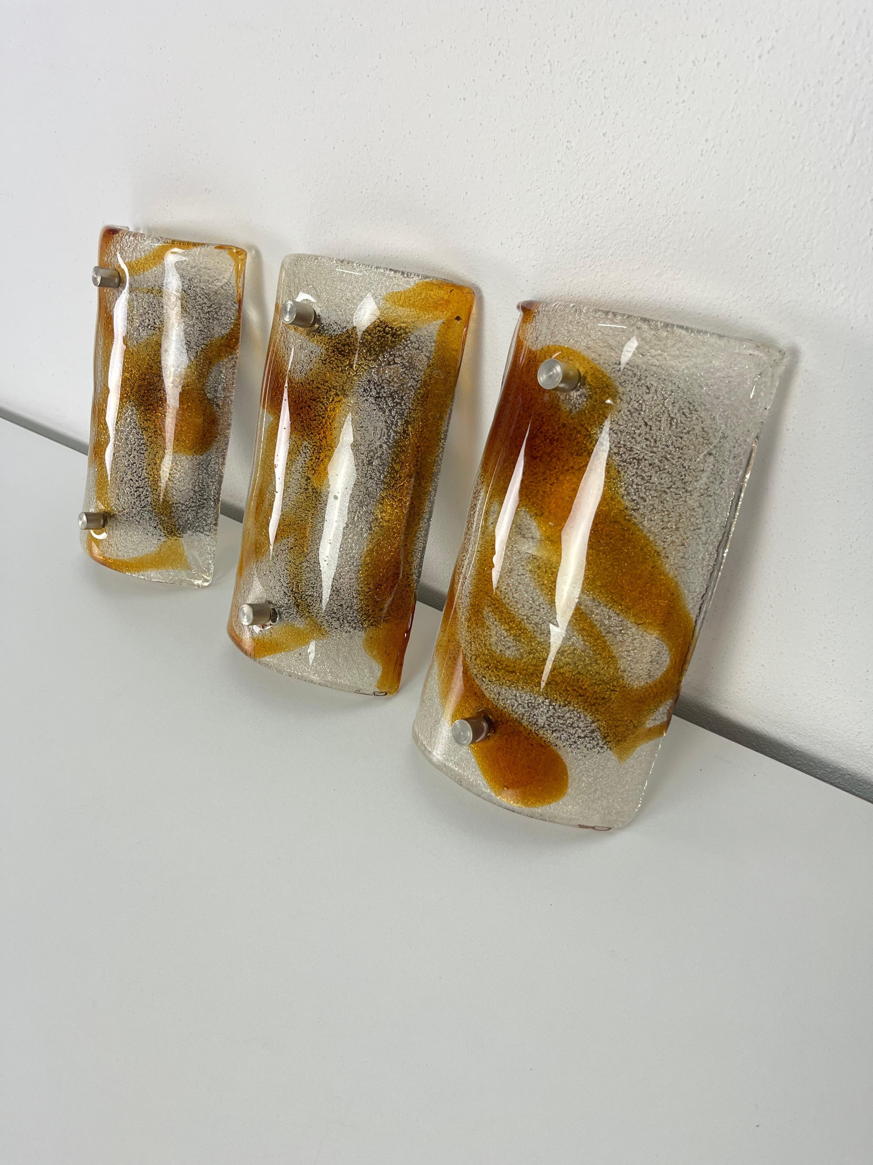Satz von drei Murano-Glas-Wandlampen, die Toni Zuccheri für Mazzega zugeschrieben werden (Metall) im Angebot