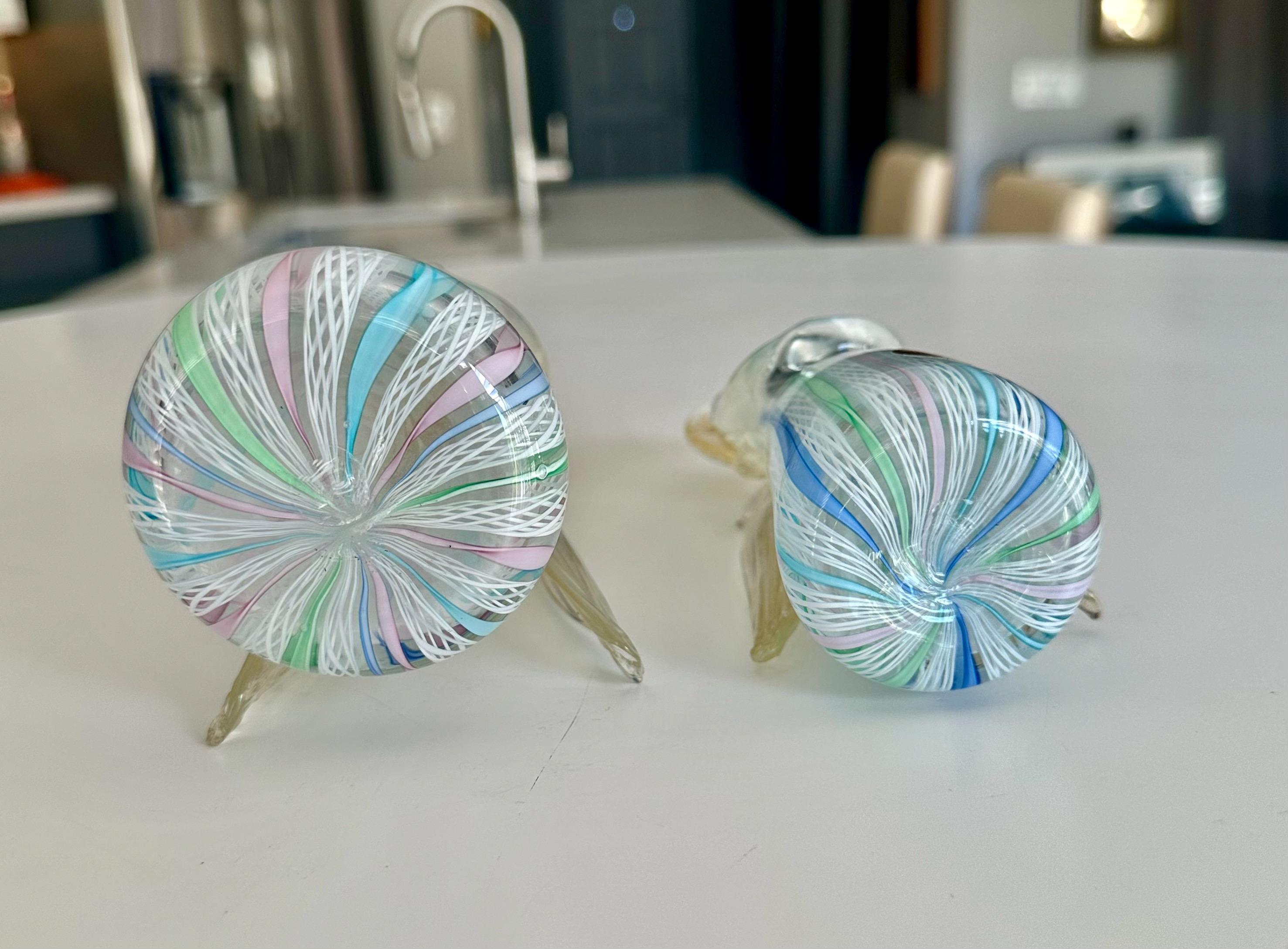Coppia di figure di angeli in vetro latticino e oro di Murano in vendita 11