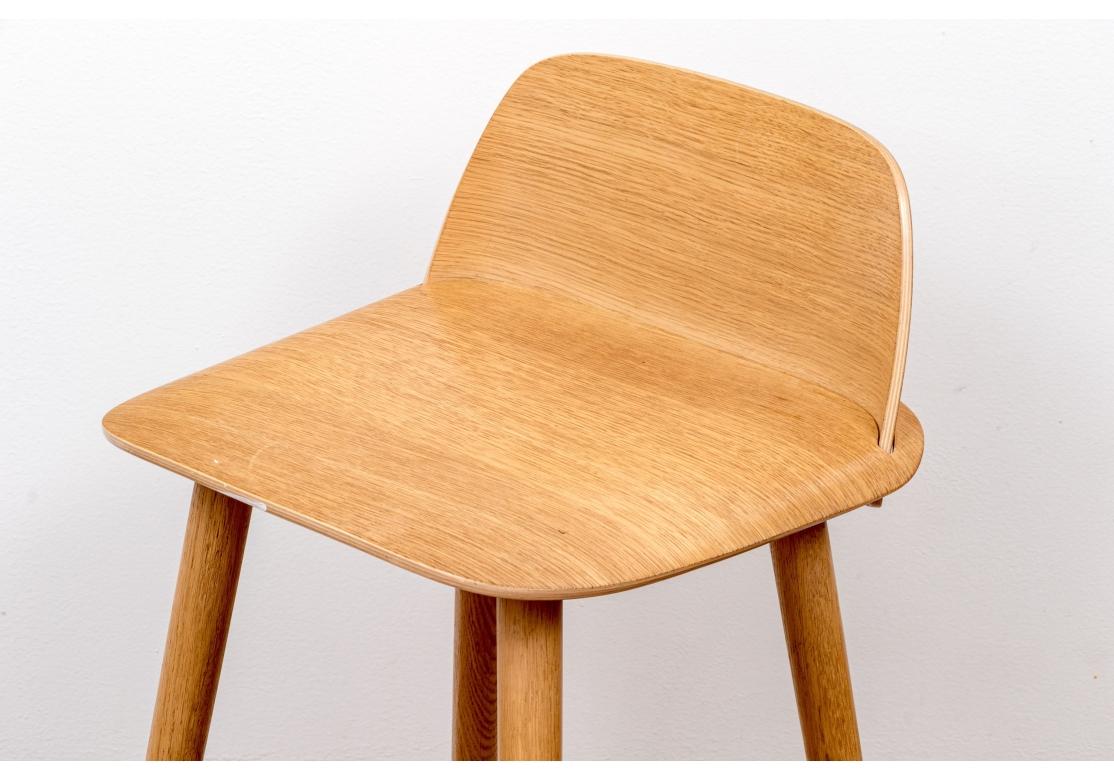 Set aus drei Nerd Thekenhockern, entworfen von David Geckeler für Muuto. 
Der Hocker ist bekannt für seine zeitgenössische Interpretation des skandinavischen Designs mit einer einzigartigen Integration von Sitz und niedriger Rückenlehne. Sitz und