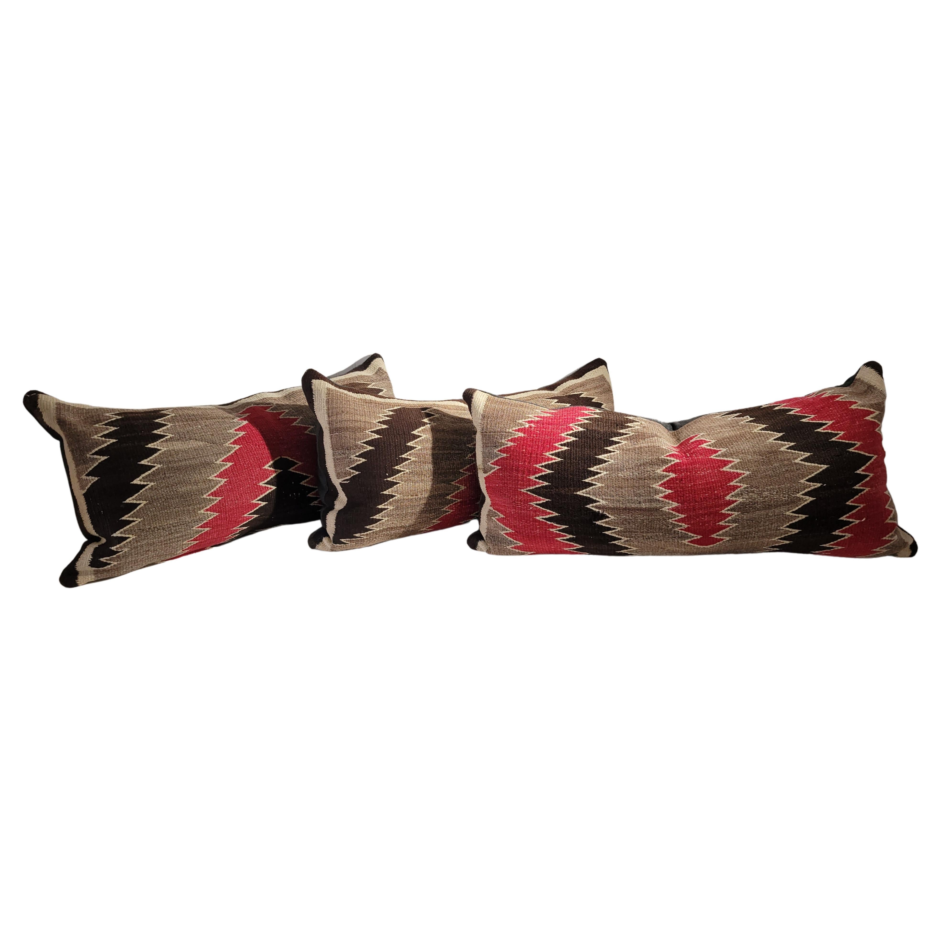 Coussins en laine indienne Navajo avec dos en lin. Inserts en duvet et plumes faits sur mesure. 

Cet ensemble de trois coussins à motifs Navajo a été réalisé à partir d'un seul tissage. Fabriqué professionnellement avec des matériaux de la plus