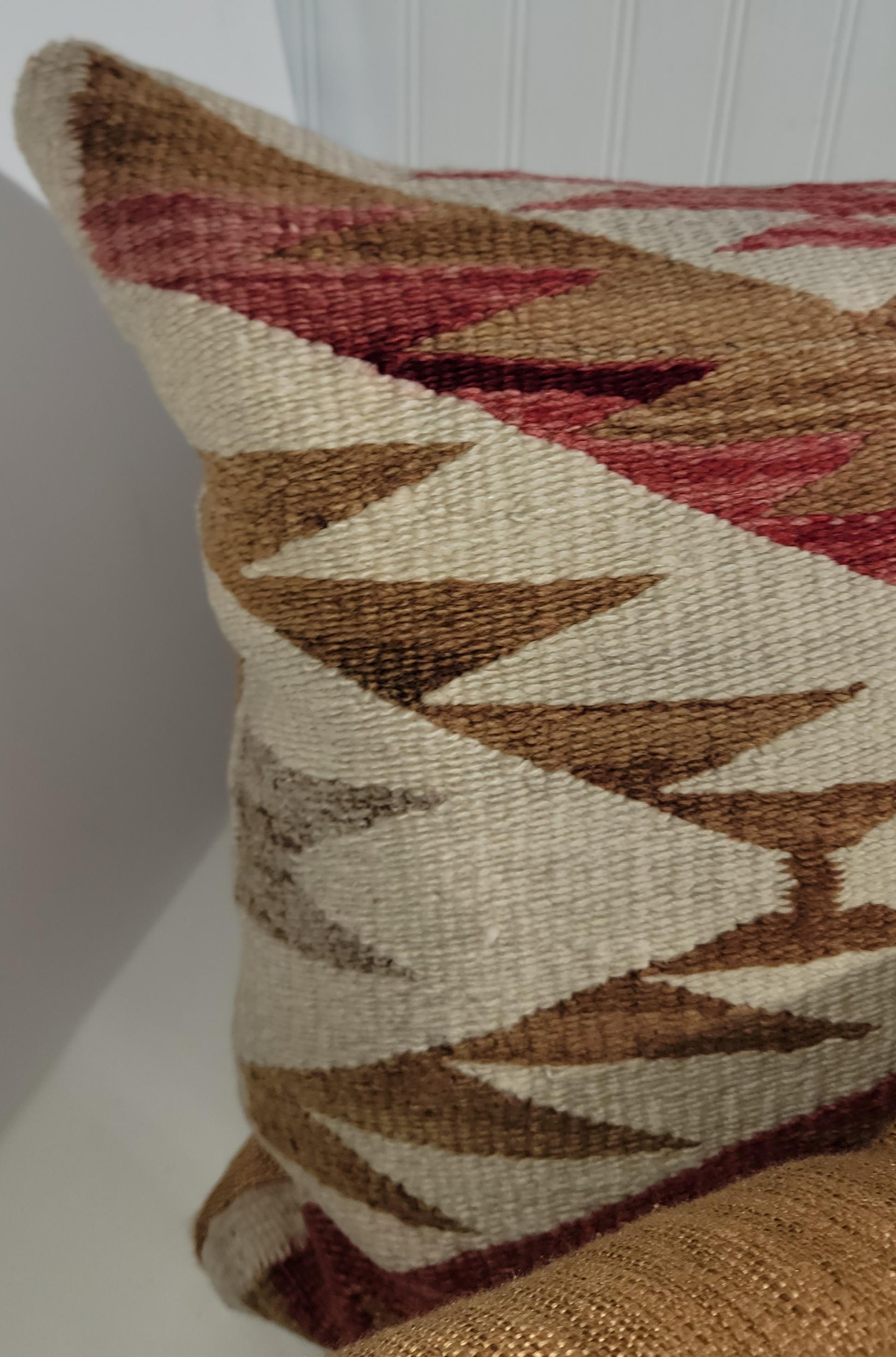 Lot de trois coussins de traversin en laine Navajo dans un délectable motif de puzzle de montagne aux couleurs magnifiques. 
Le dos en lin doré est un lin épais/ l'intérieur des oreillers est rempli de duvet et de plumes sur mesure.

Les oreillers