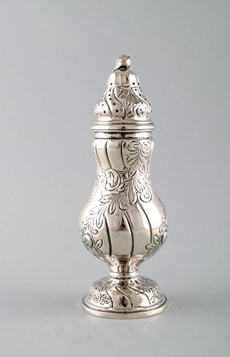 Ensemble de trois roulettes à sucre néo-rococo en argent (830S). Europe du Nord, début du 20e siècle.
En très bon état.
Estampillé.
Les plus grandes mesures : 19.5 x 7,5 cm.