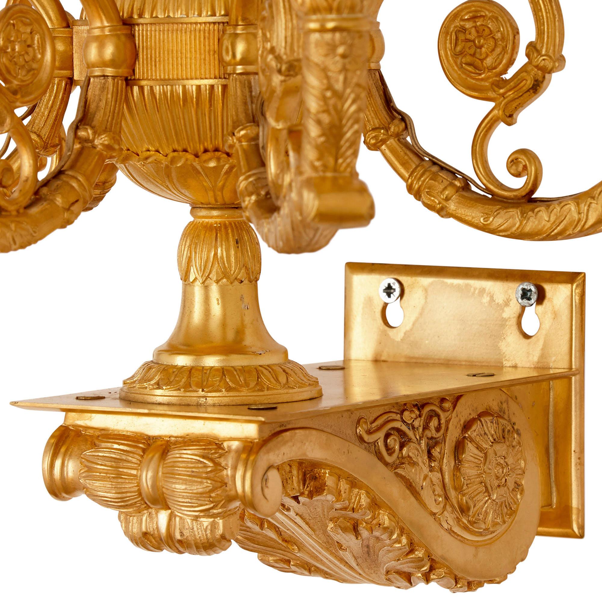 Conjunto de tres apliques neoclásicos de bronce dorado Francés en venta