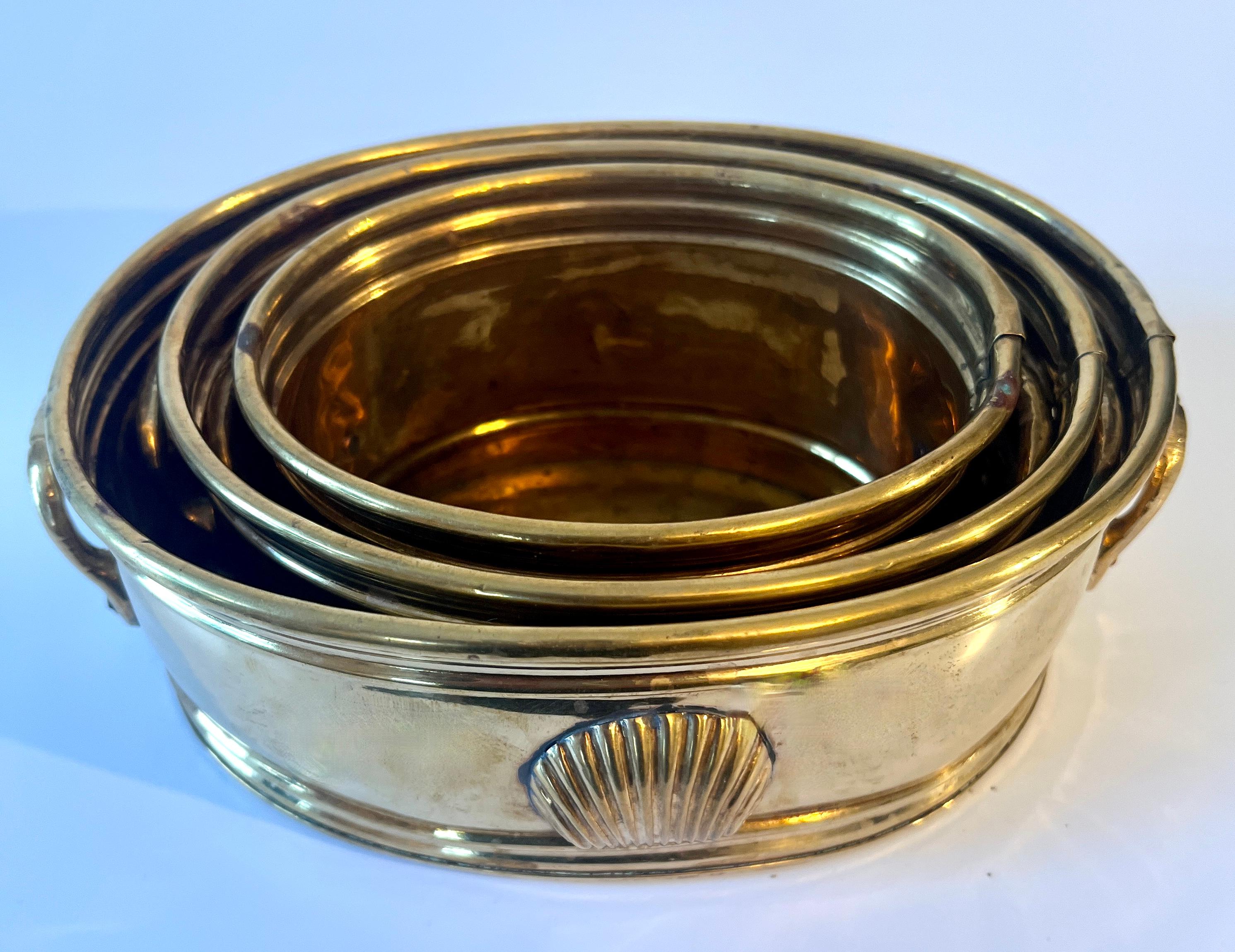 Mid-Century Modern Set of Three Nesting Brass Boxes with Clam Shell Details For Sale