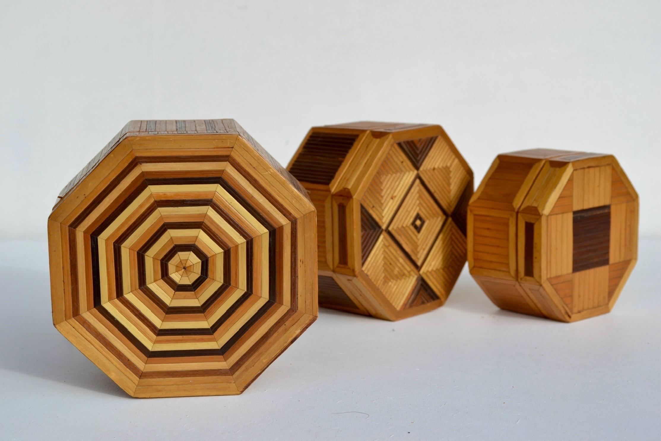 Satz von drei achteckigen Stroh-Marketerie-Schachteln - Frankreich - 1930er Jahre im Angebot 5