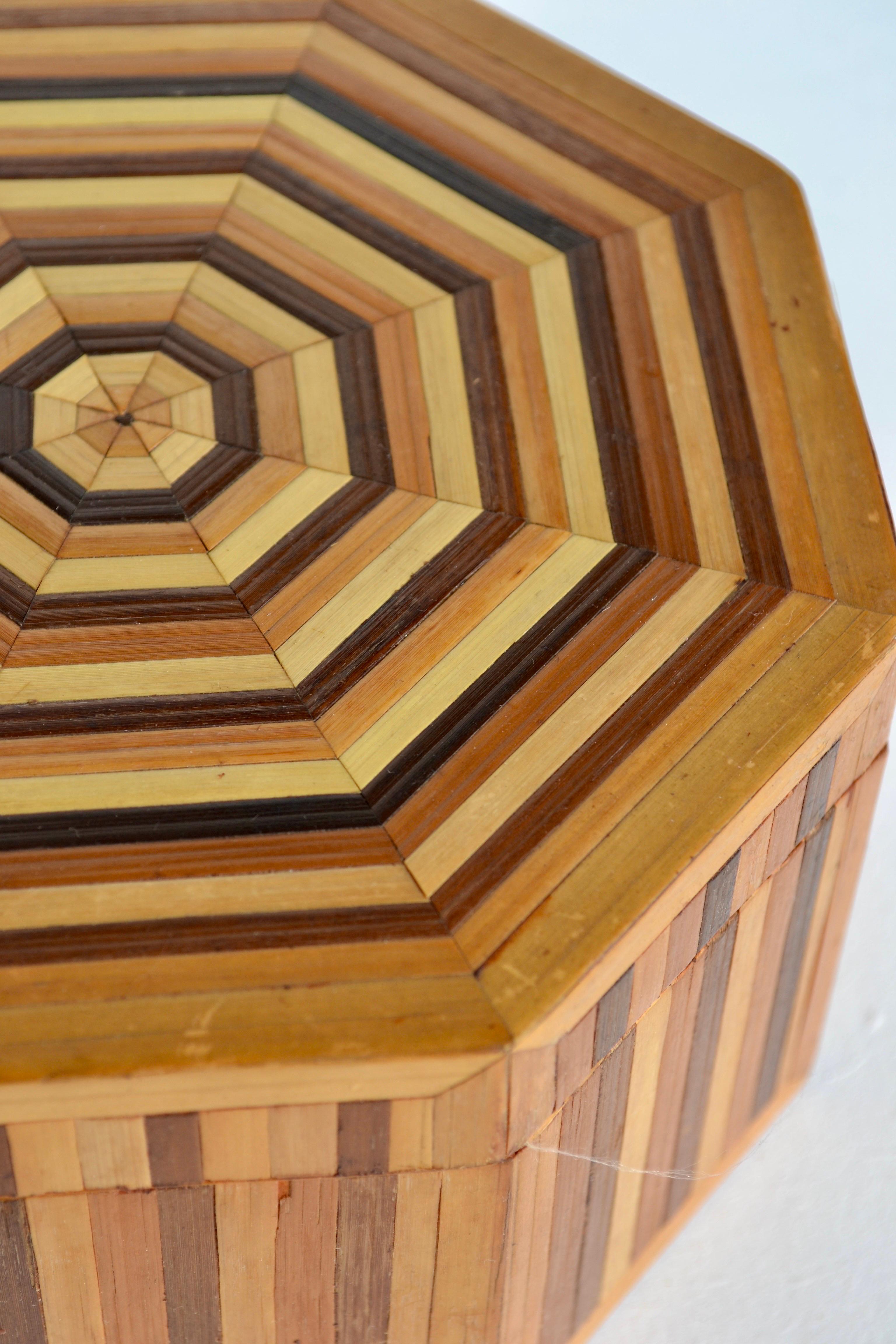 Satz von drei achteckigen Stroh-Marketerie-Schachteln - Frankreich - 1930er Jahre im Angebot 8