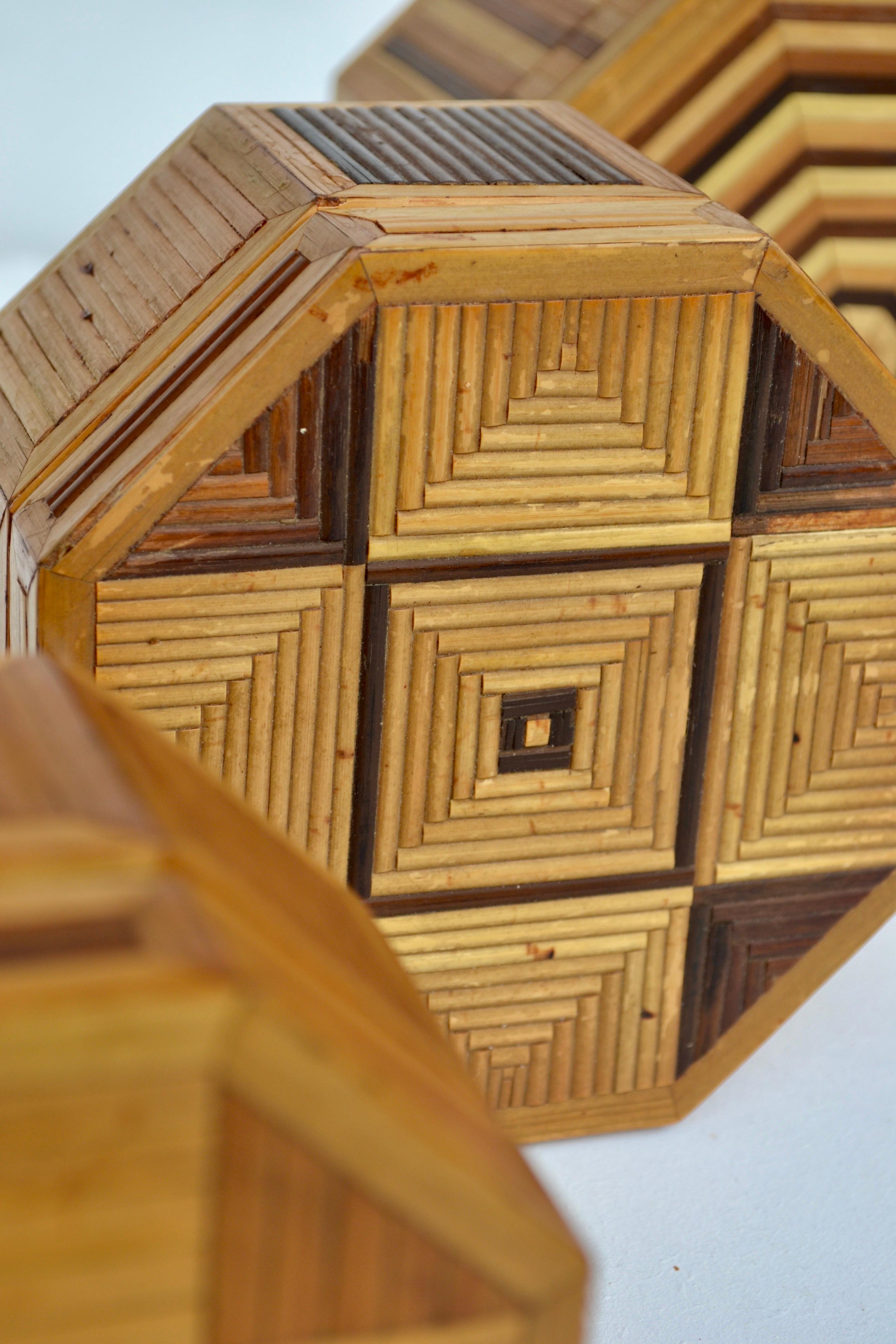 Satz von drei achteckigen Stroh-Marketerie-Schachteln - Frankreich - 1930er Jahre (Minimalistisch) im Angebot