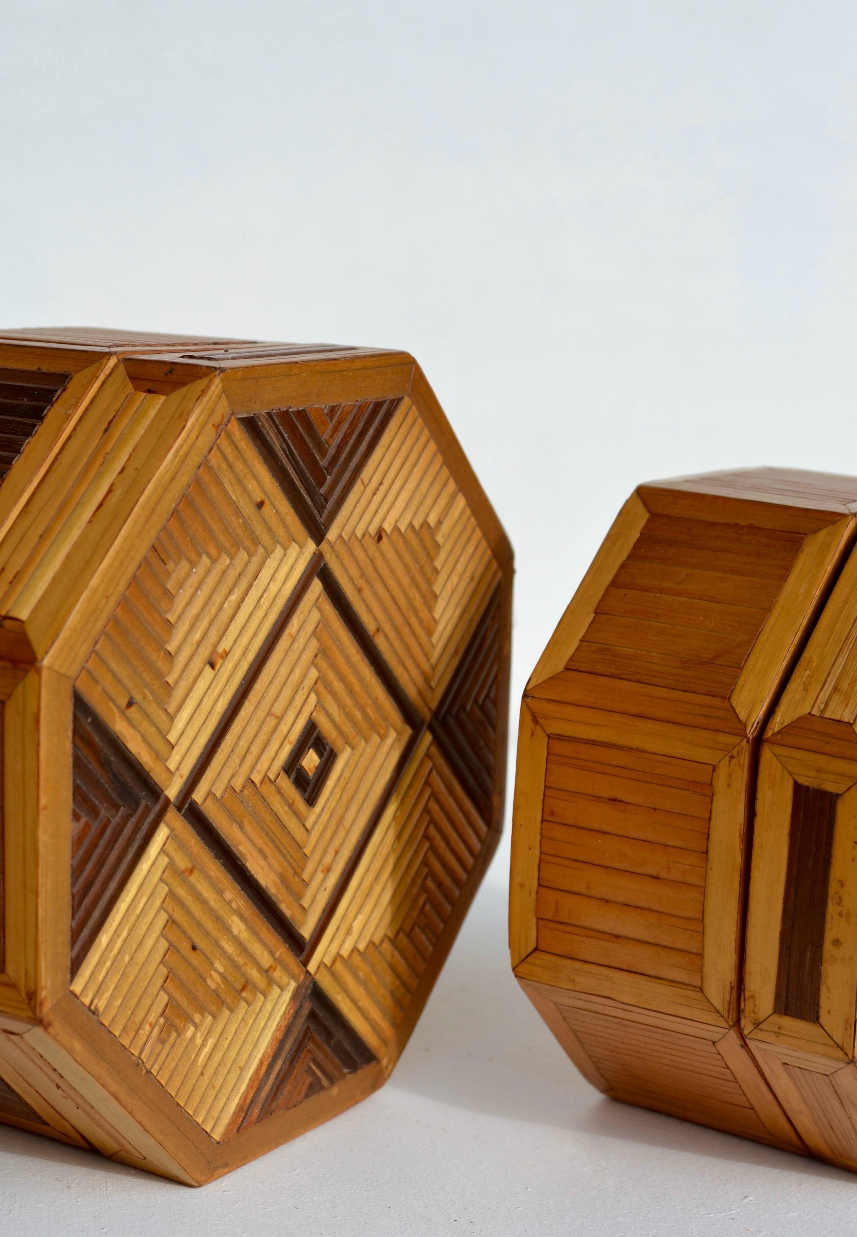 Satz von drei achteckigen Stroh-Marketerie-Schachteln - Frankreich - 1930er Jahre im Zustand „Gut“ im Angebot in SOTTEVILLE-LÈS-ROUEN, FR