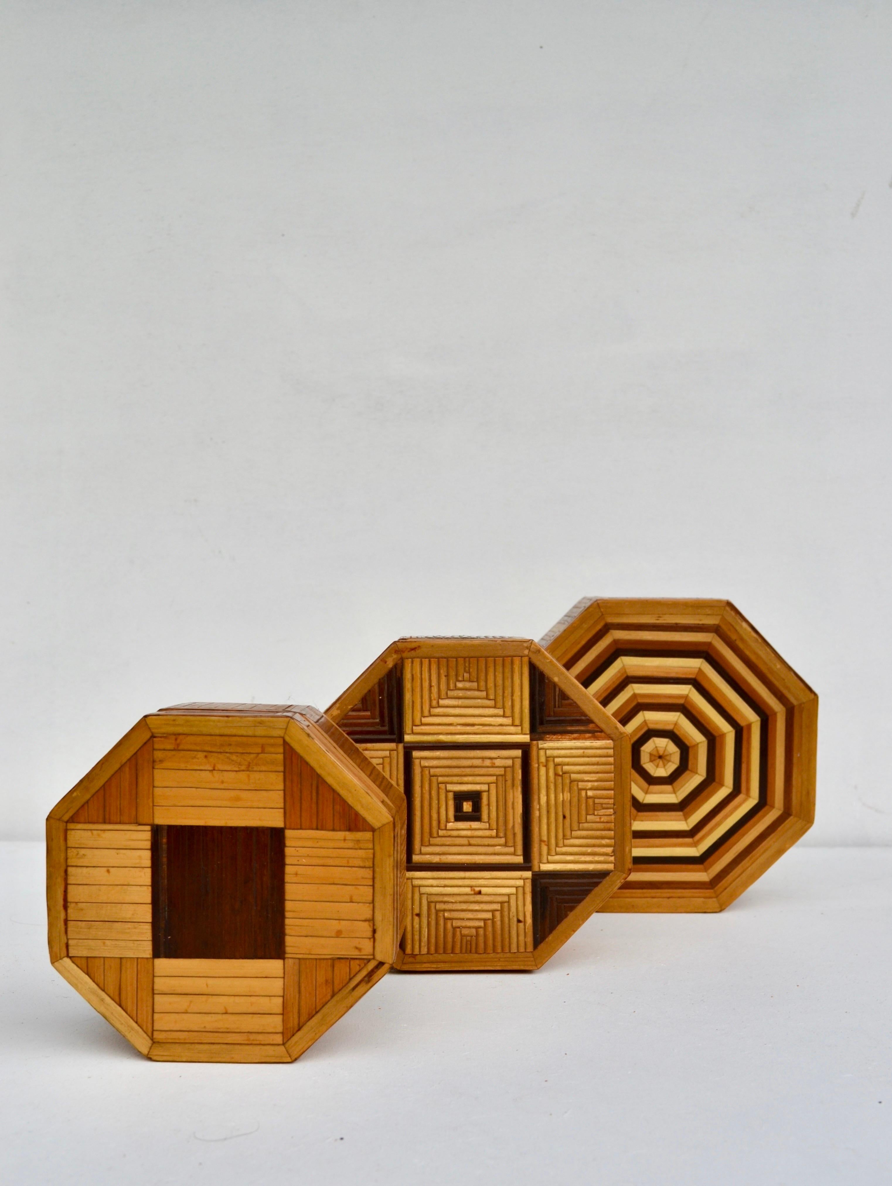 Satz von drei achteckigen Stroh-Marketerie-Schachteln - Frankreich - 1930er Jahre (Mitte des 20. Jahrhunderts) im Angebot