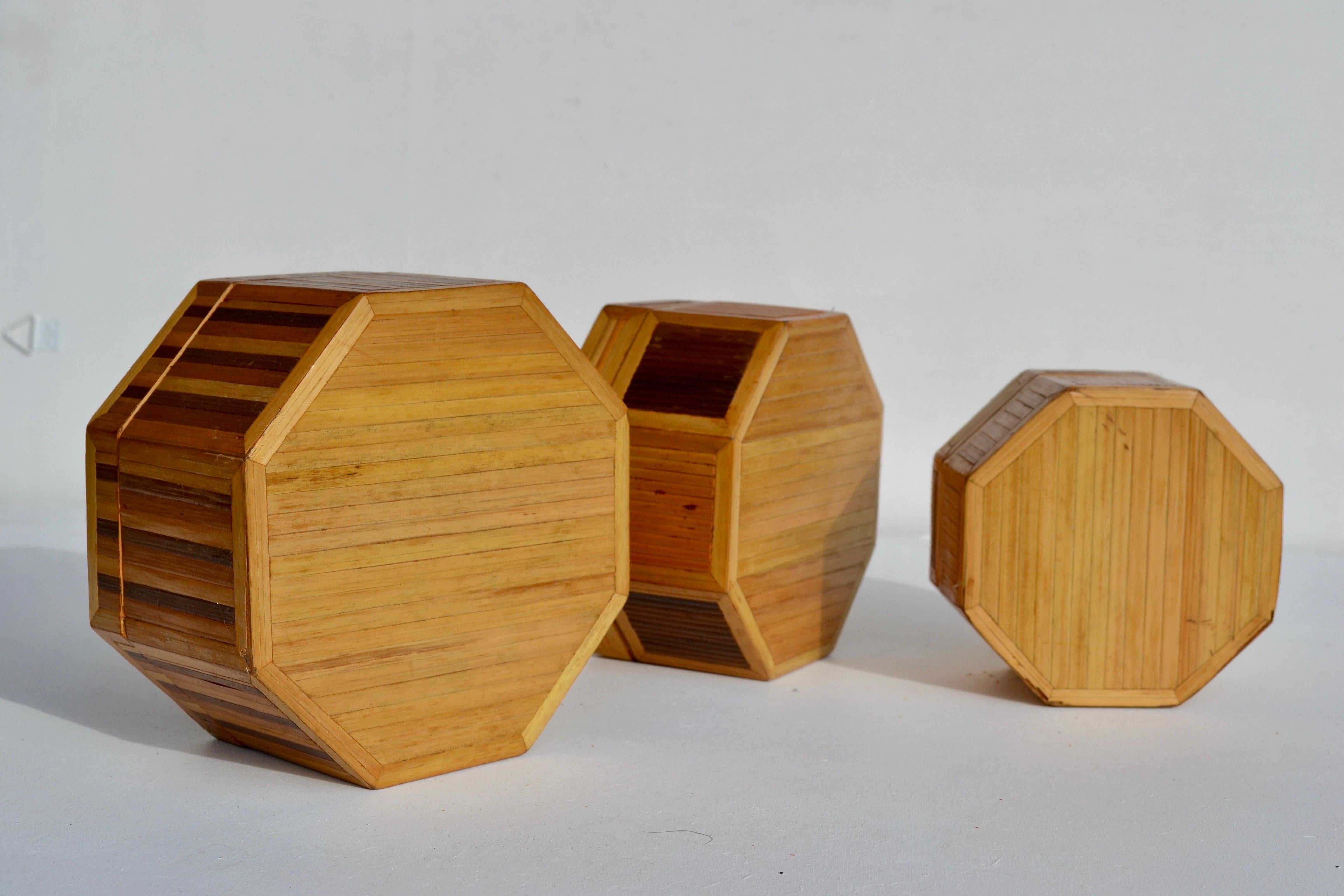 Satz von drei achteckigen Stroh-Marketerie-Schachteln - Frankreich - 1930er Jahre im Angebot 1