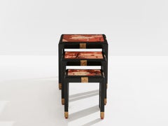 Satz von drei Nisttischen asiatischen Dekor ebonisiert und vergoldet Holz 1920er Jahre