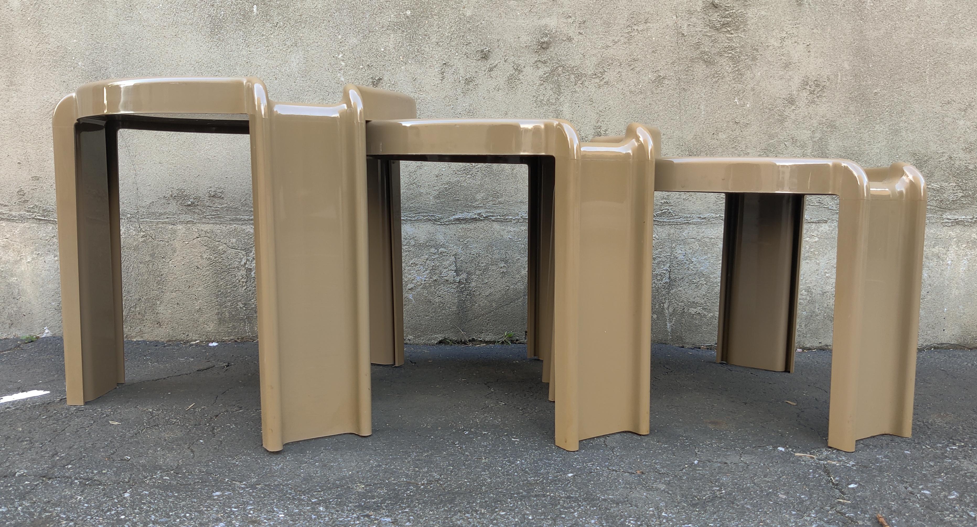 Set of Three Nesting Tables by Giotto Stoppino for Kartell Putty Grey, 1970s In Good Condition In Philadelphia, PA