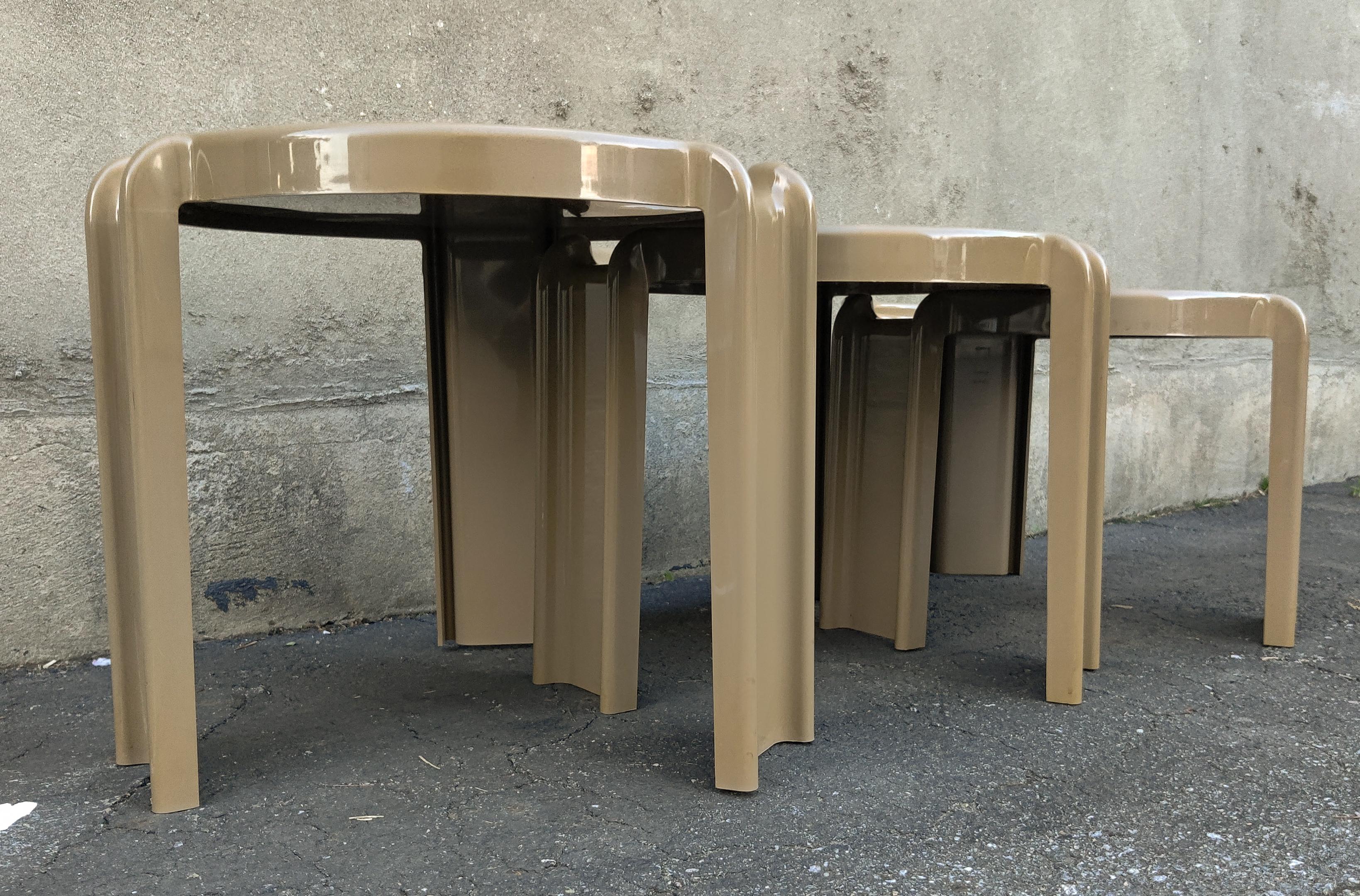Late 20th Century Set of Three Nesting Tables by Giotto Stoppino for Kartell Putty Grey, 1970s