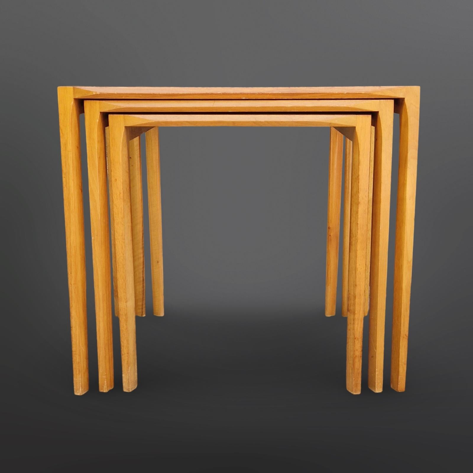 Set of 3 nesting tables. The tables have beautifully designed legs and edges. All joint are glued and not a single screw or nail was used.
All three are in very good condition with minor traces of wear.

Dimensions: H. 52 / 55/57 cm, W. 48/56/64 cm,
