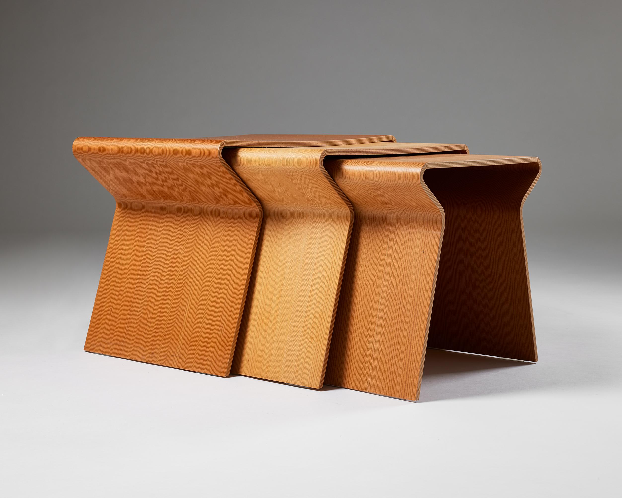 Set aus drei verschachtelten Tischen, entworfen von Grete Jalk für Lange Production (Dänisch) im Angebot