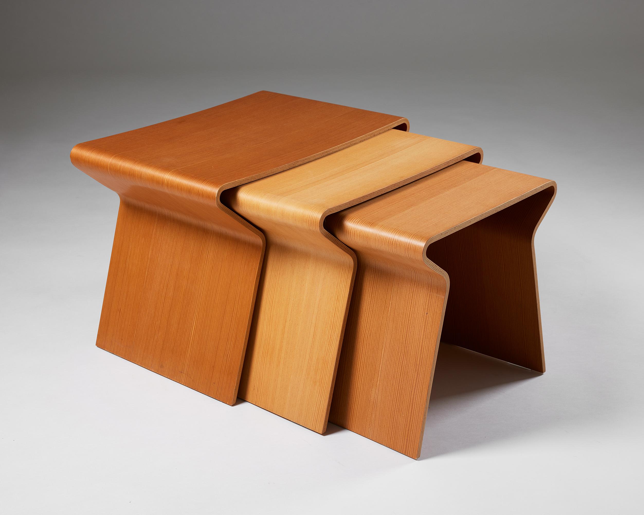 Set aus drei verschachtelten Tischen, entworfen von Grete Jalk für Lange Production im Zustand „Gut“ im Angebot in Stockholm, SE