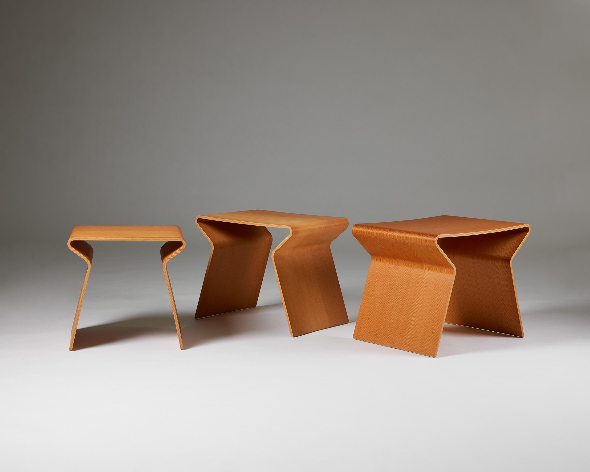 Ensemble de trois tables gigognes conçues par Grete Jalk pour Lange Production en vente 2