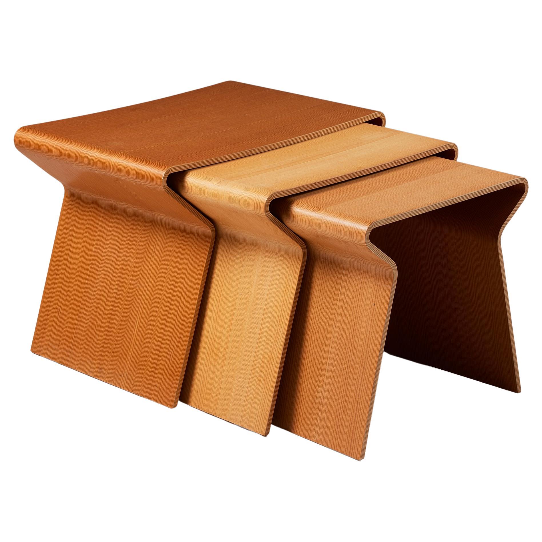 Ensemble de trois tables gigognes conçues par Grete Jalk pour Lange Production en vente