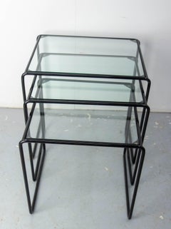 Ensemble de trois tables gigognes en métal et verre de style Bauhaus français circa 1970