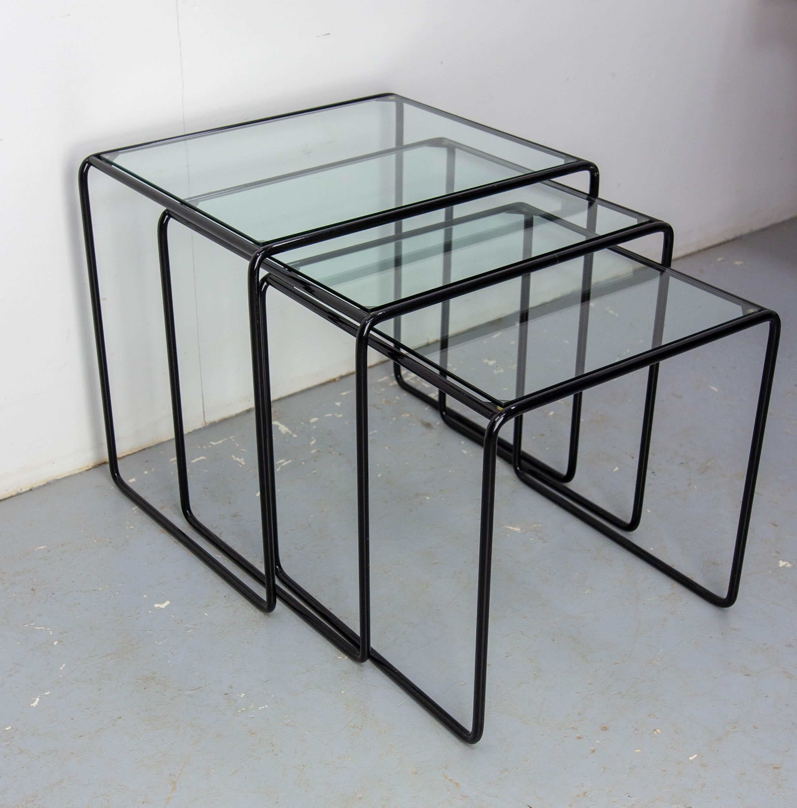 Set of Three Nesting Tables French Bauhaus Style Metal and Glass circa 1970 In Good Condition For Sale In Labrit, Landes