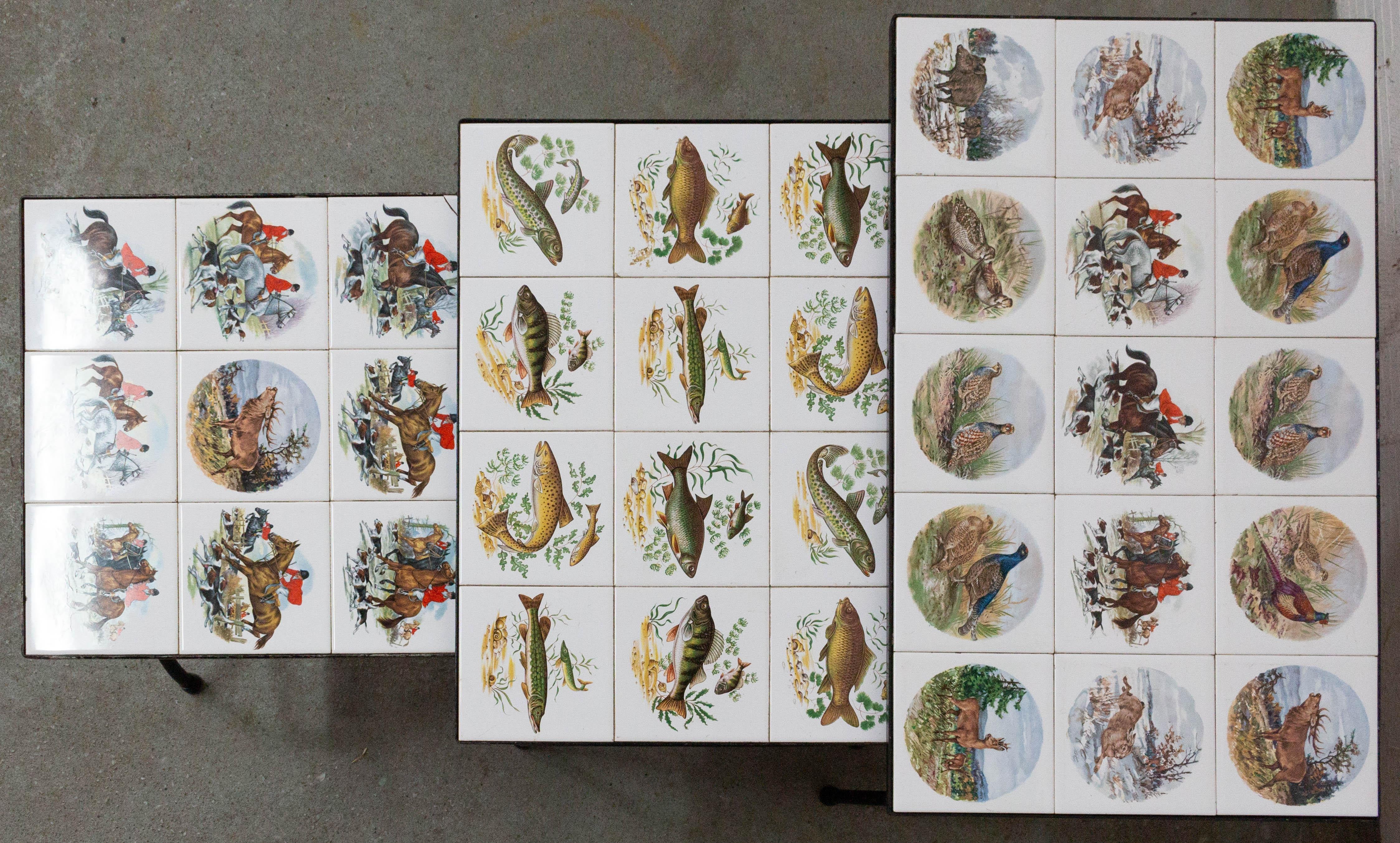 Set of Three Nesting Tables French Hunting Sceneries and Fishes Tiles Top Mid-C In Good Condition For Sale In Labrit, Landes