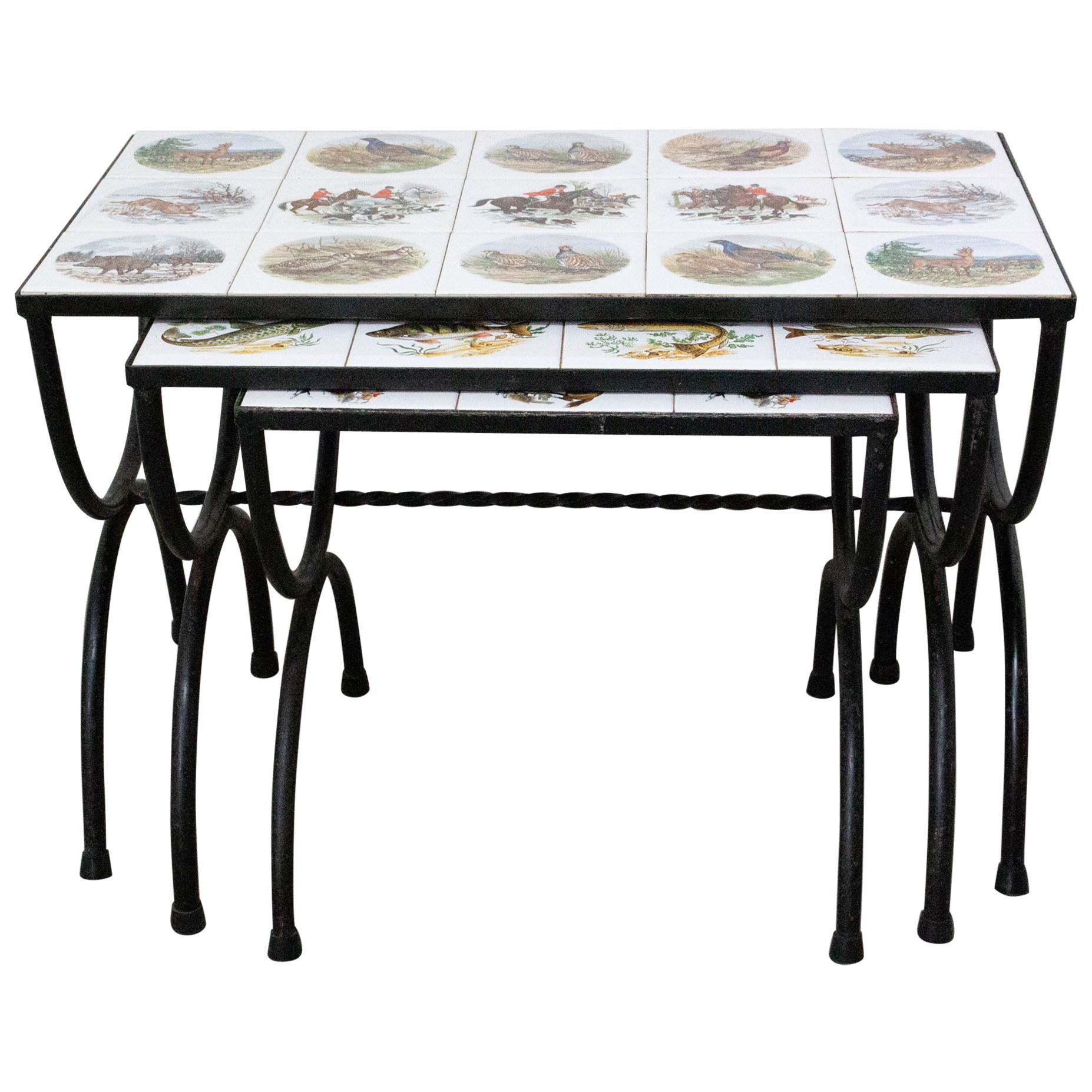 Set aus drei verschachtelten Tischen, französische Jagdszenen und Fischenfliesen mit Kacheln, Mid-C
